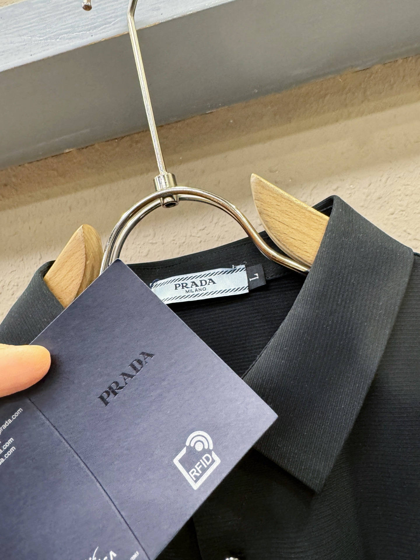 PRADA 普拉达  2026春夏新款首发专柜最新款翻领短袖，冰丝面料，高端订制 设计前卫时尚！品牌logo重工艺设计 