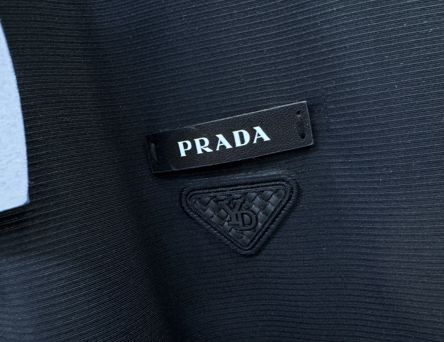 PRADA 普拉达  2026春夏新款首发专柜最新款翻领短袖，冰丝面料，高端订制 设计前卫时尚！品牌logo重工艺设计 