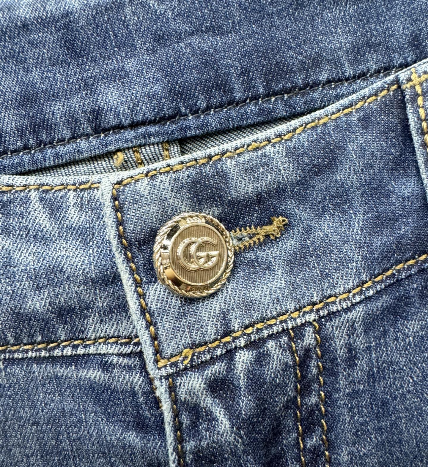 Gucci古奇 专柜新品，原版牛仔裤 原版重工打造，品牌经典LOGO设计，三标齐全！原版五金辅料。专柜定