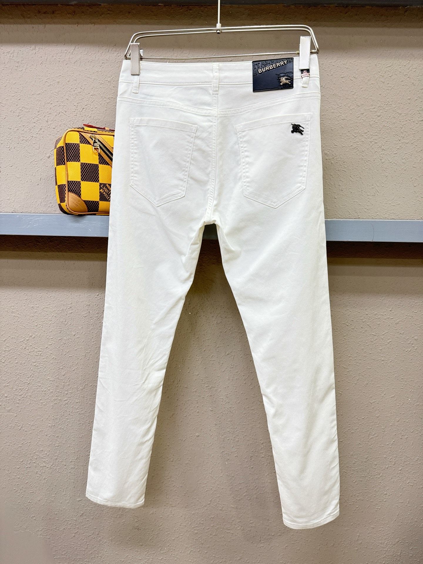 BURBERRY巴宝莉 专柜新品，原版牛仔裤 原版重工打造，品牌经典LOGO设计，三标齐全！原版五金辅料