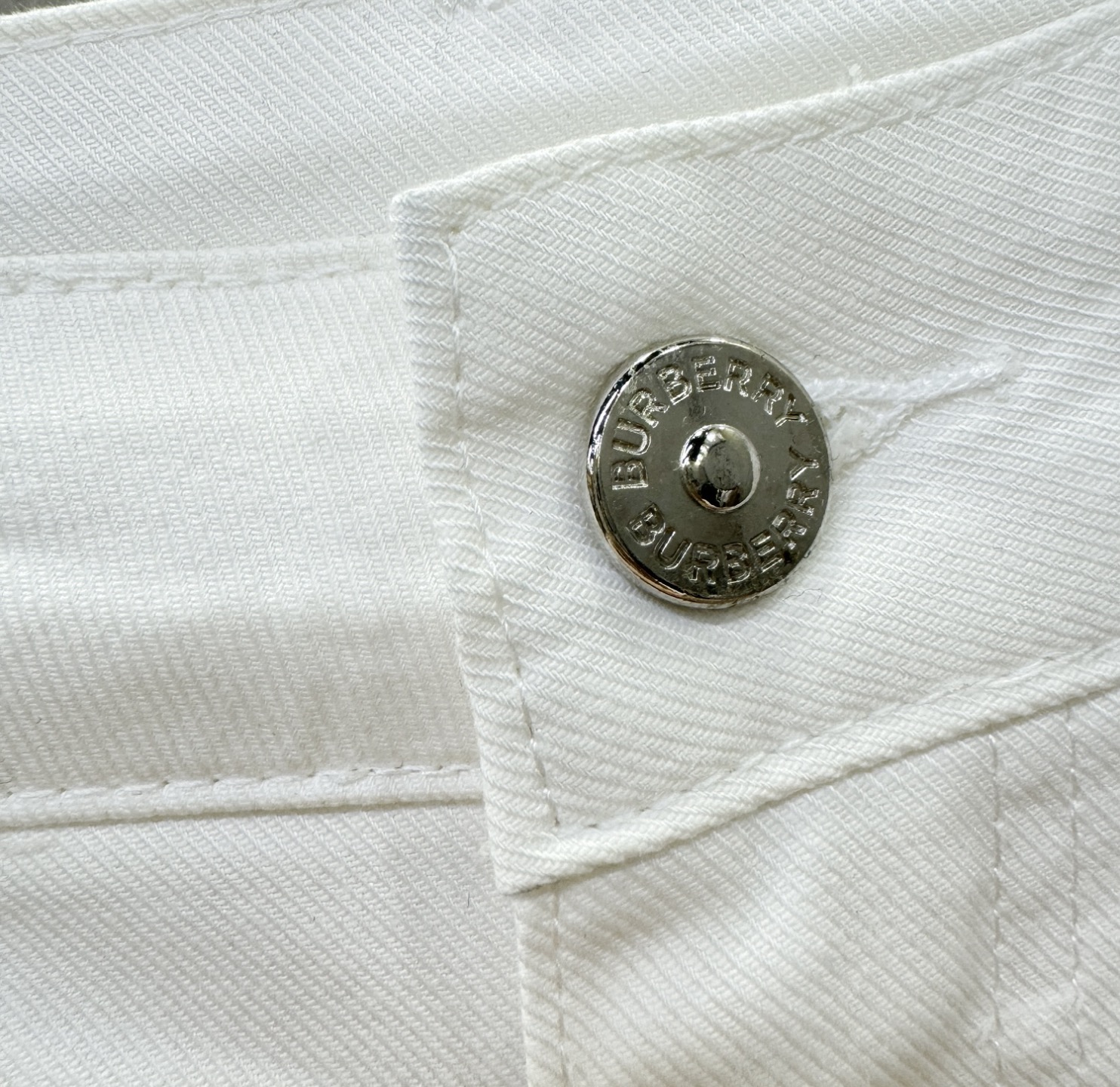 BURBERRY巴宝莉 专柜新品，原版牛仔裤 原版重工打造，品牌经典LOGO设计，三标齐全！原版五金辅料