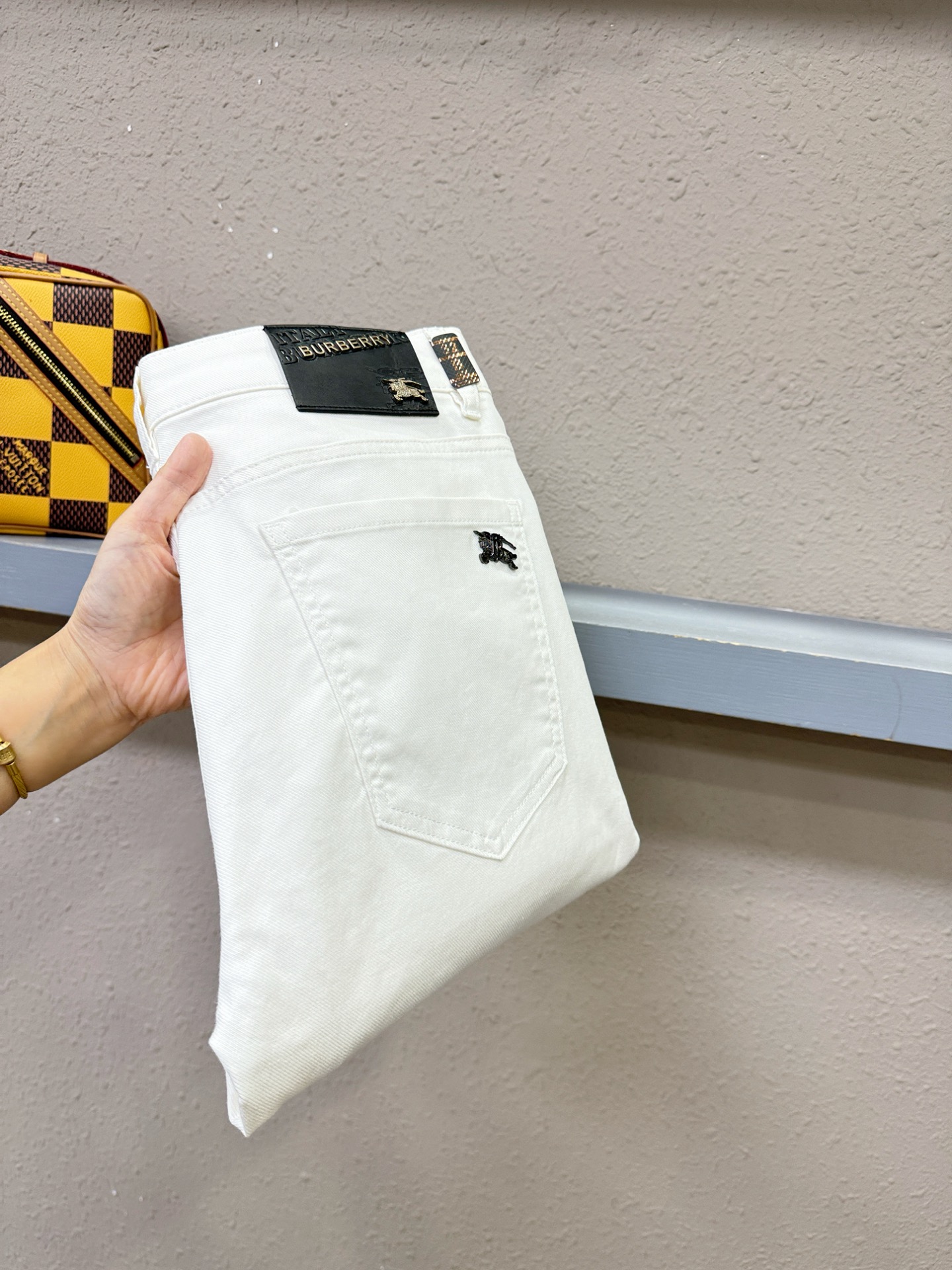 BURBERRY巴宝莉 专柜新品，原版牛仔裤 原版重工打造，品牌经典LOGO设计，三标齐全！原版五金辅料