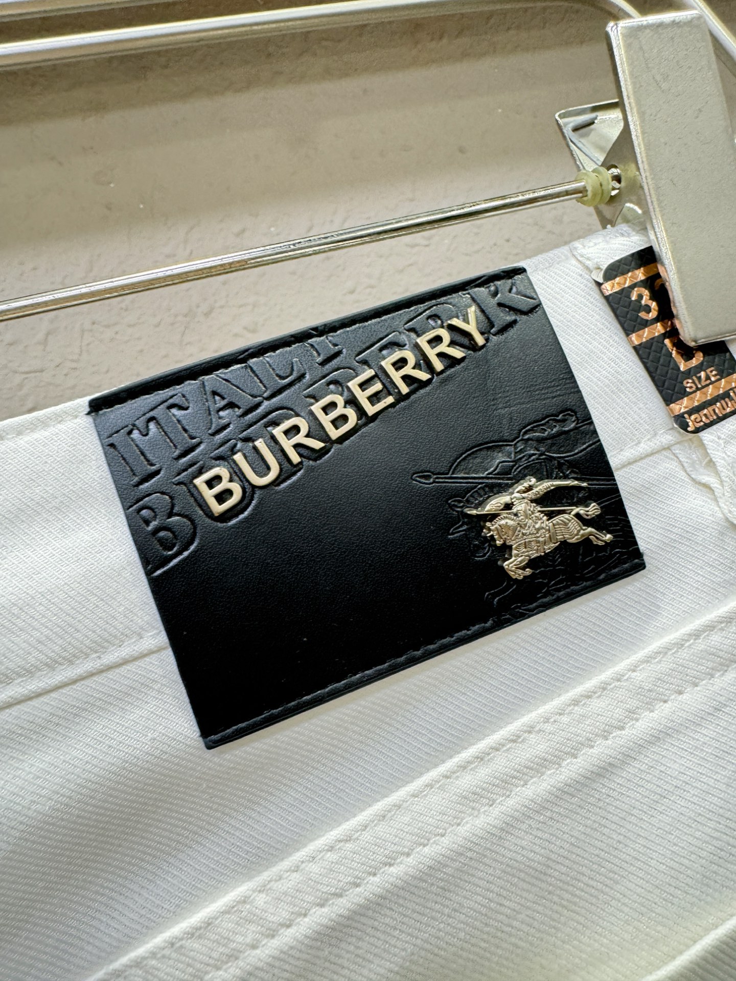BURBERRY巴宝莉 专柜新品，原版牛仔裤 原版重工打造，品牌经典LOGO设计，三标齐全！原版五金辅料