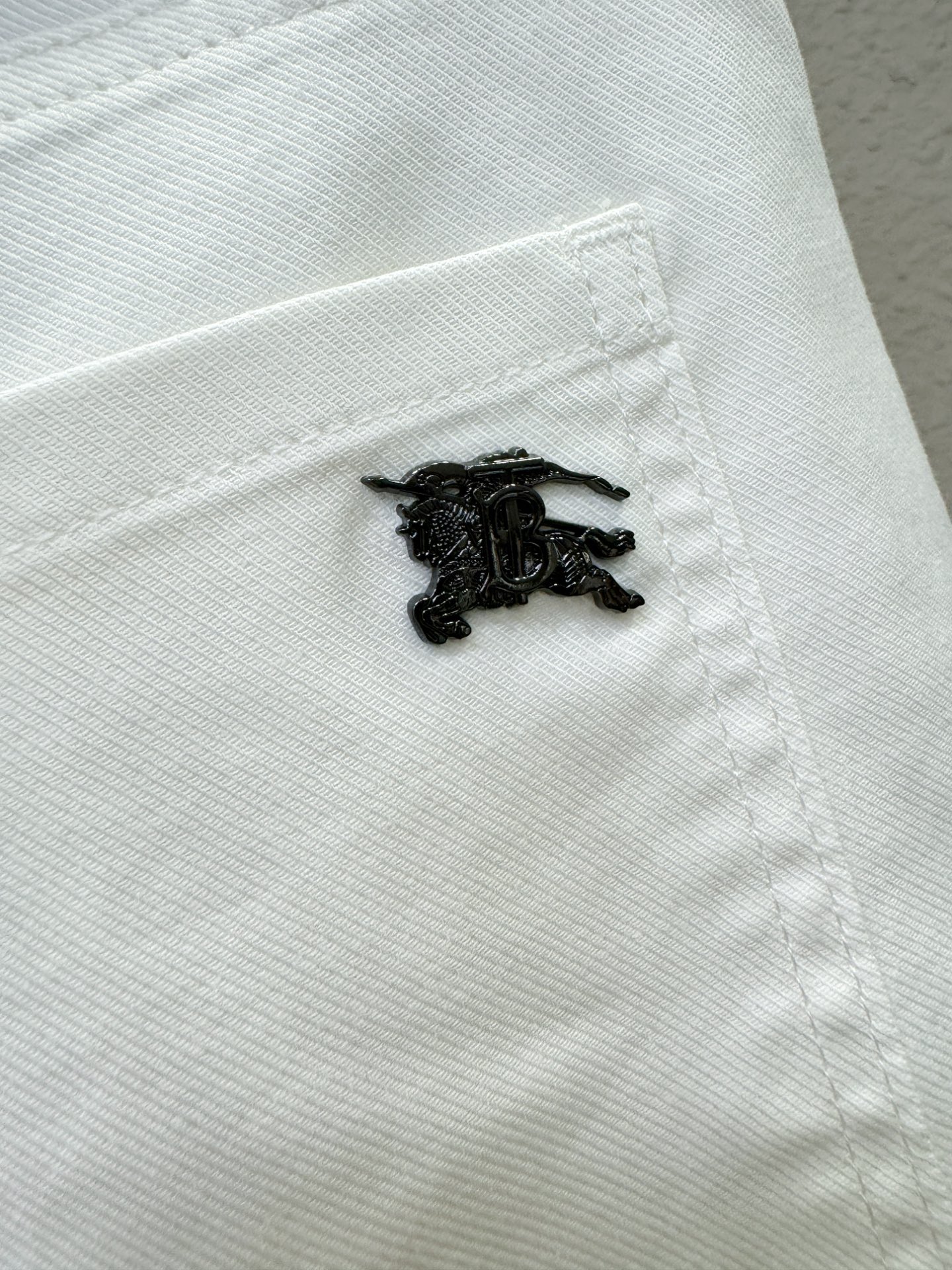 BURBERRY巴宝莉 专柜新品，原版牛仔裤 原版重工打造，品牌经典LOGO设计，三标齐全！原版五金辅料