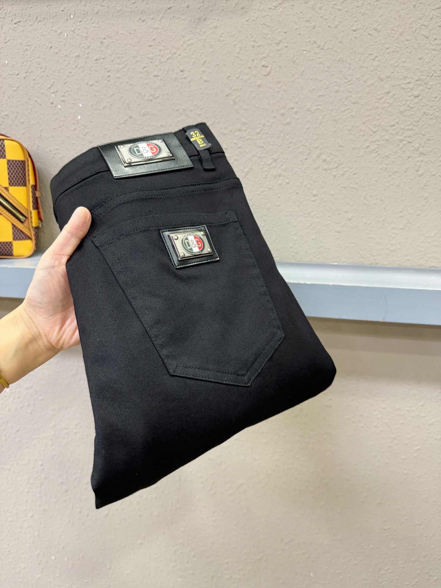 Dg专柜新品，原版牛仔裤 原版重工打造，品牌经典LOGO设计，三标齐全！原版五金辅料。专柜定制牛仔面料，