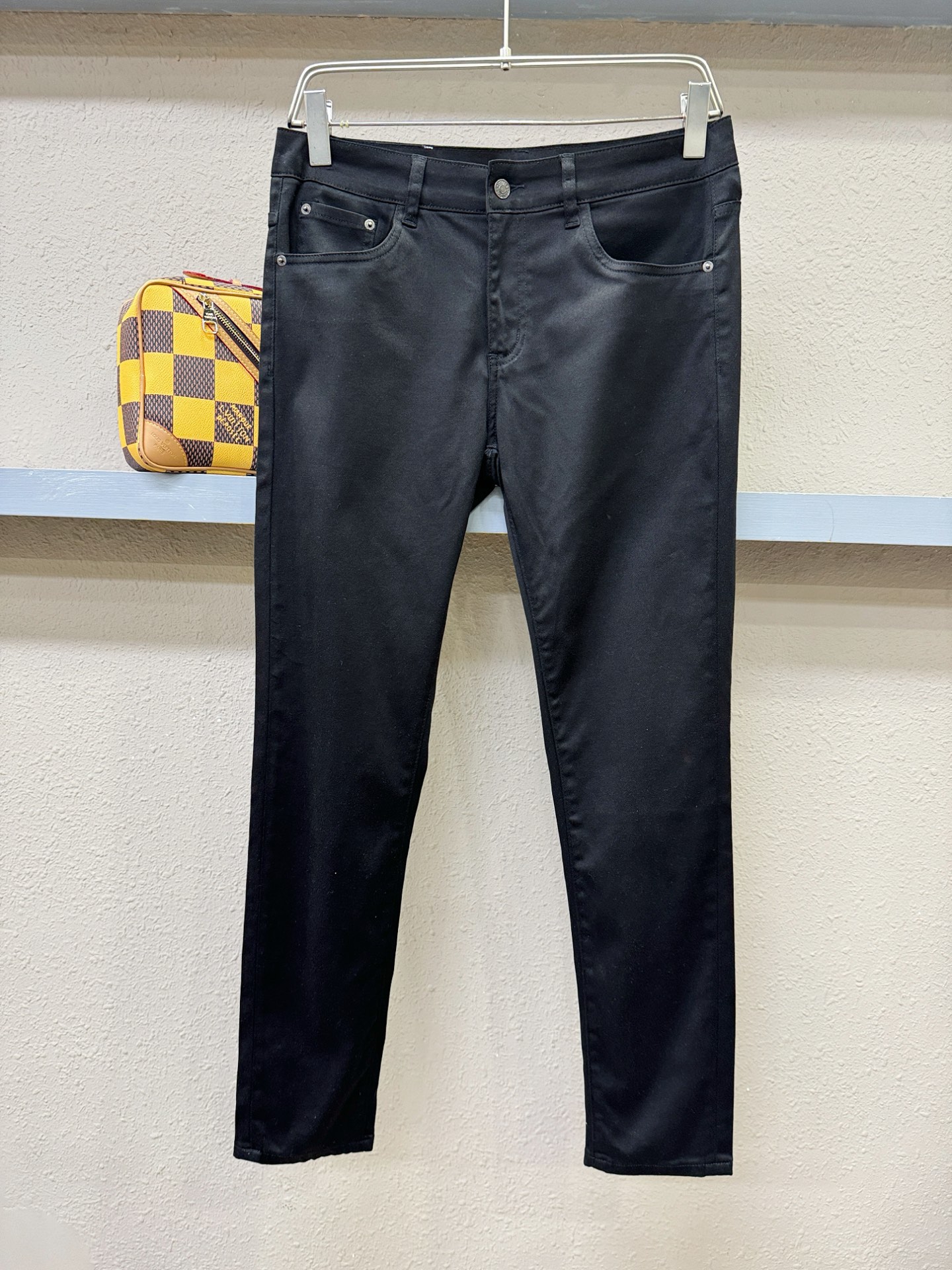 Dg专柜新品，原版牛仔裤 原版重工打造，品牌经典LOGO设计，三标齐全！原版五金辅料。专柜定制牛仔面料，