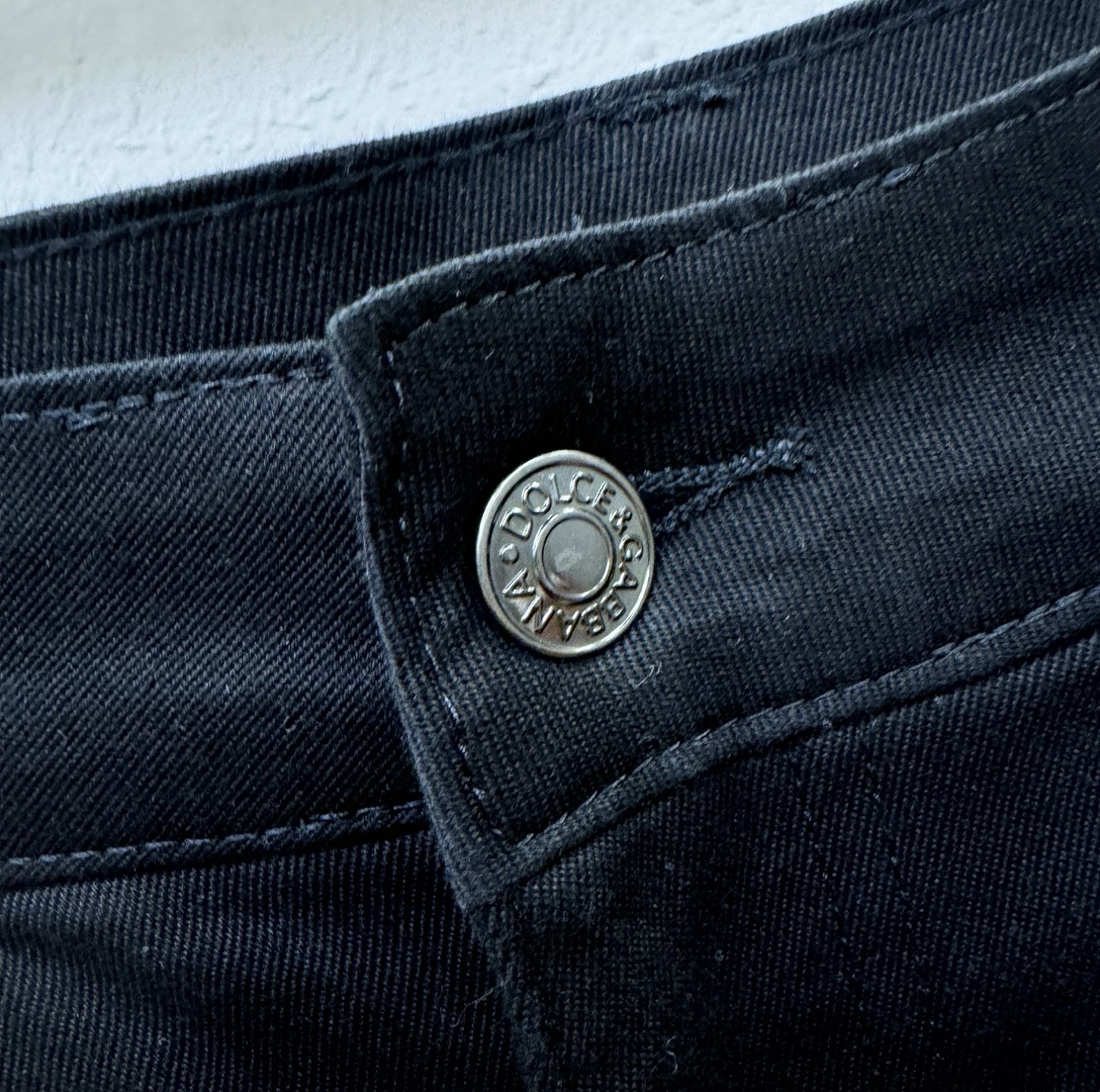 Dg专柜新品，原版牛仔裤 原版重工打造，品牌经典LOGO设计，三标齐全！原版五金辅料。专柜定制牛仔面料，