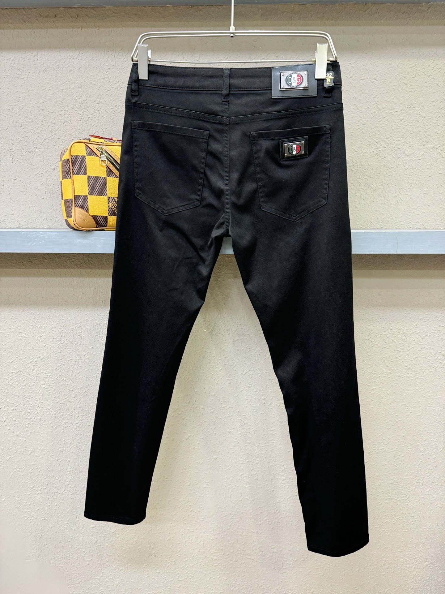 Dg专柜新品，原版牛仔裤 原版重工打造，品牌经典LOGO设计，三标齐全！原版五金辅料。专柜定制牛仔面料，