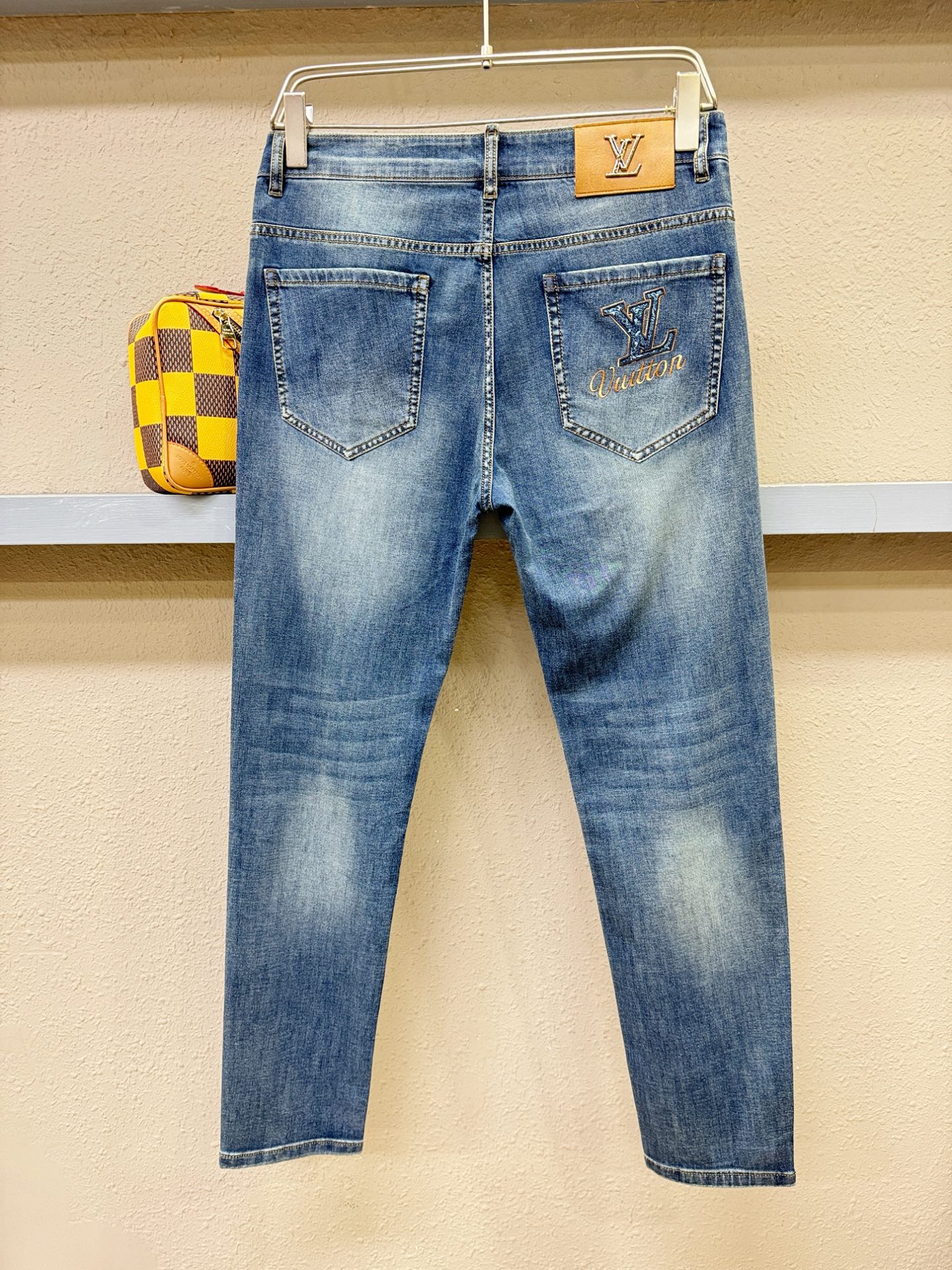 LV路易威登 专柜新品，原版牛仔裤 原版重工打造，品牌经典LOGO设计，三标齐全！原版五金辅料。专柜定制