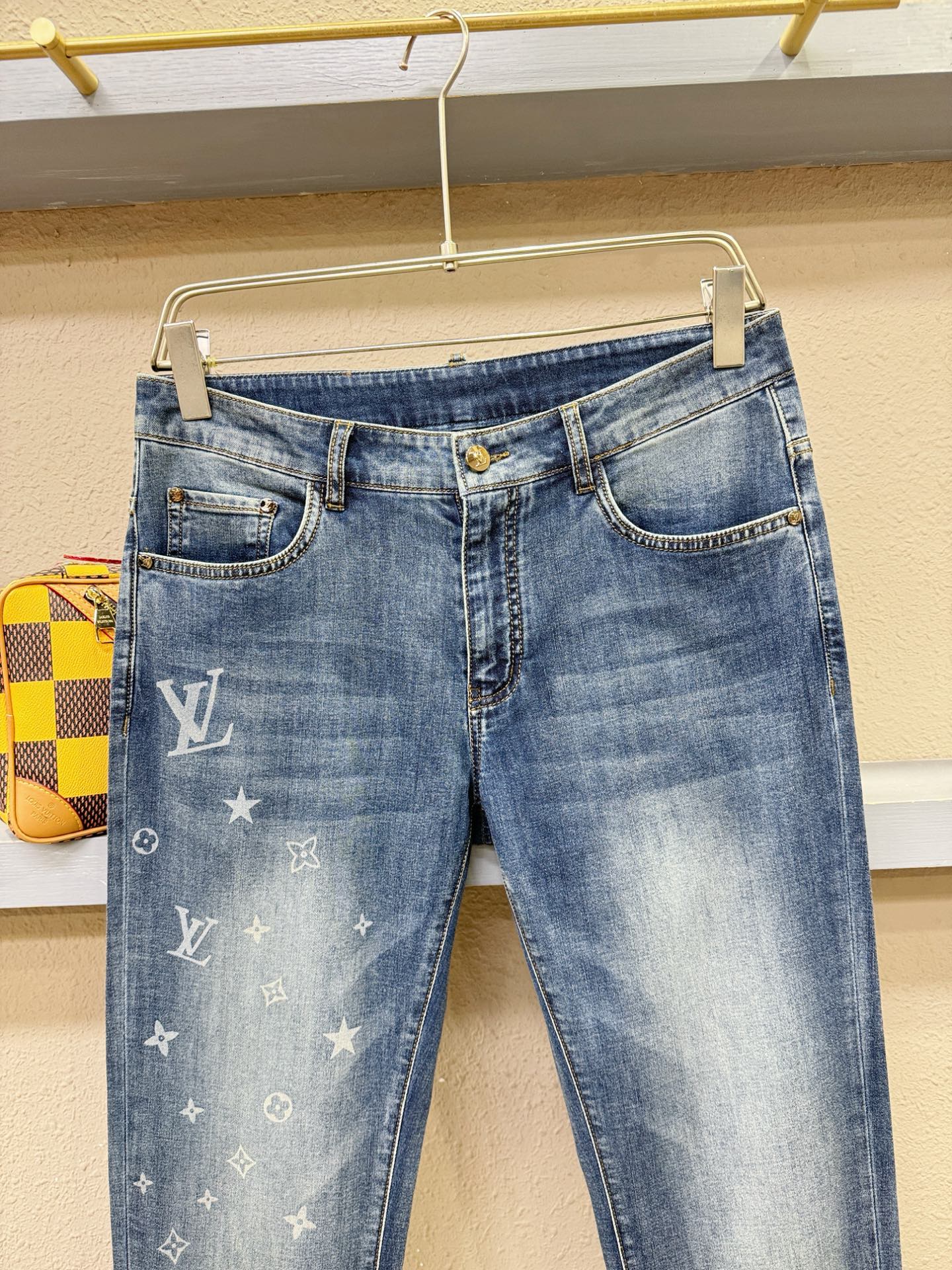 LV路易威登 专柜新品，原版牛仔裤 原版重工打造，品牌经典LOGO设计，三标齐全！原版五金辅料。专柜定制