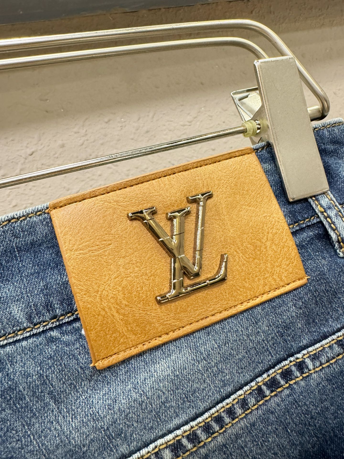LV路易威登 专柜新品，原版牛仔裤 原版重工打造，品牌经典LOGO设计，三标齐全！原版五金辅料。专柜定制