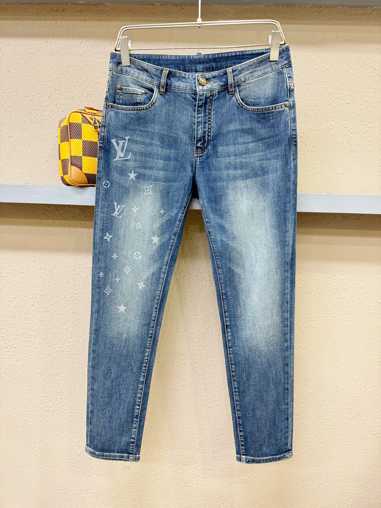 LV路易威登 专柜新品，原版牛仔裤 原版重工打造，品牌经典LOGO设计，三标齐全！原版五金辅料。专柜定制
