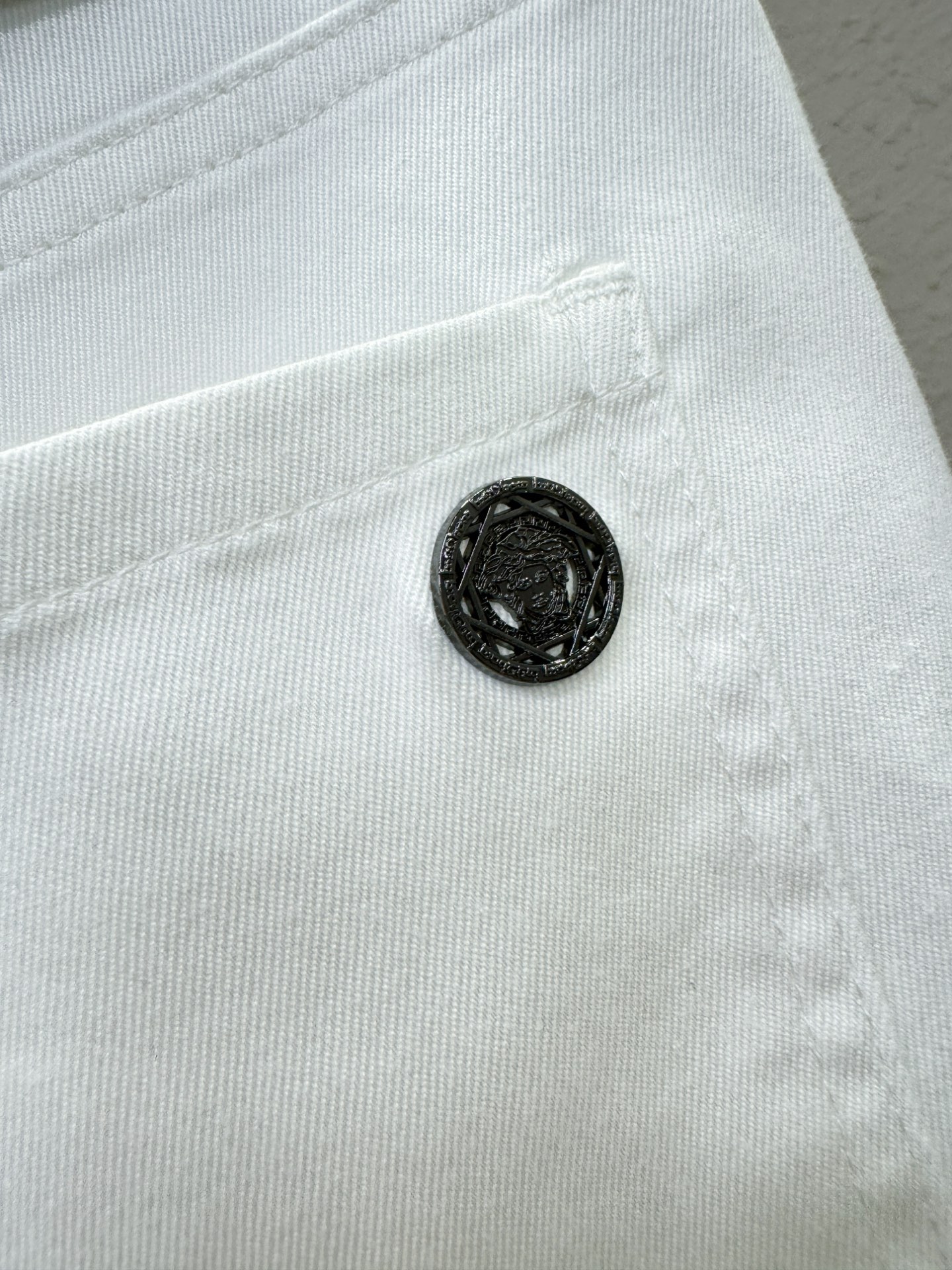 Versace 范思哲 专柜新品，原版牛仔裤 原版重工打造，品牌经典LOGO设计，三标齐全！原版五金辅料