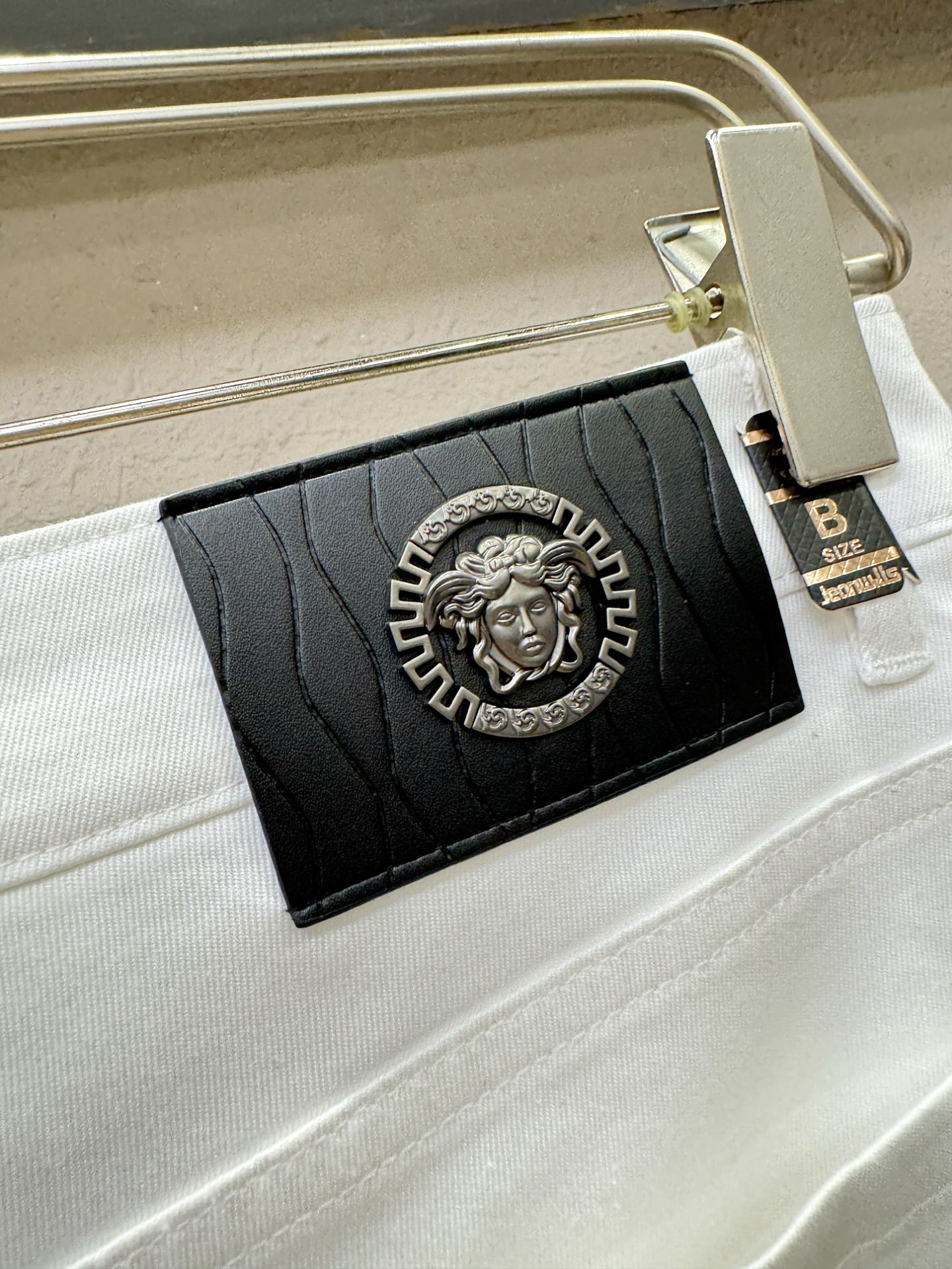 Versace 范思哲 专柜新品，原版牛仔裤 原版重工打造，品牌经典LOGO设计，三标齐全！原版五金辅料