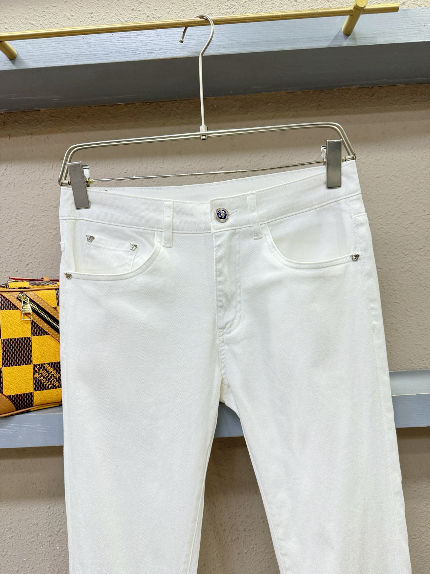Versace 范思哲 专柜新品，原版牛仔裤 原版重工打造，品牌经典LOGO设计，三标齐全！原版五金辅料