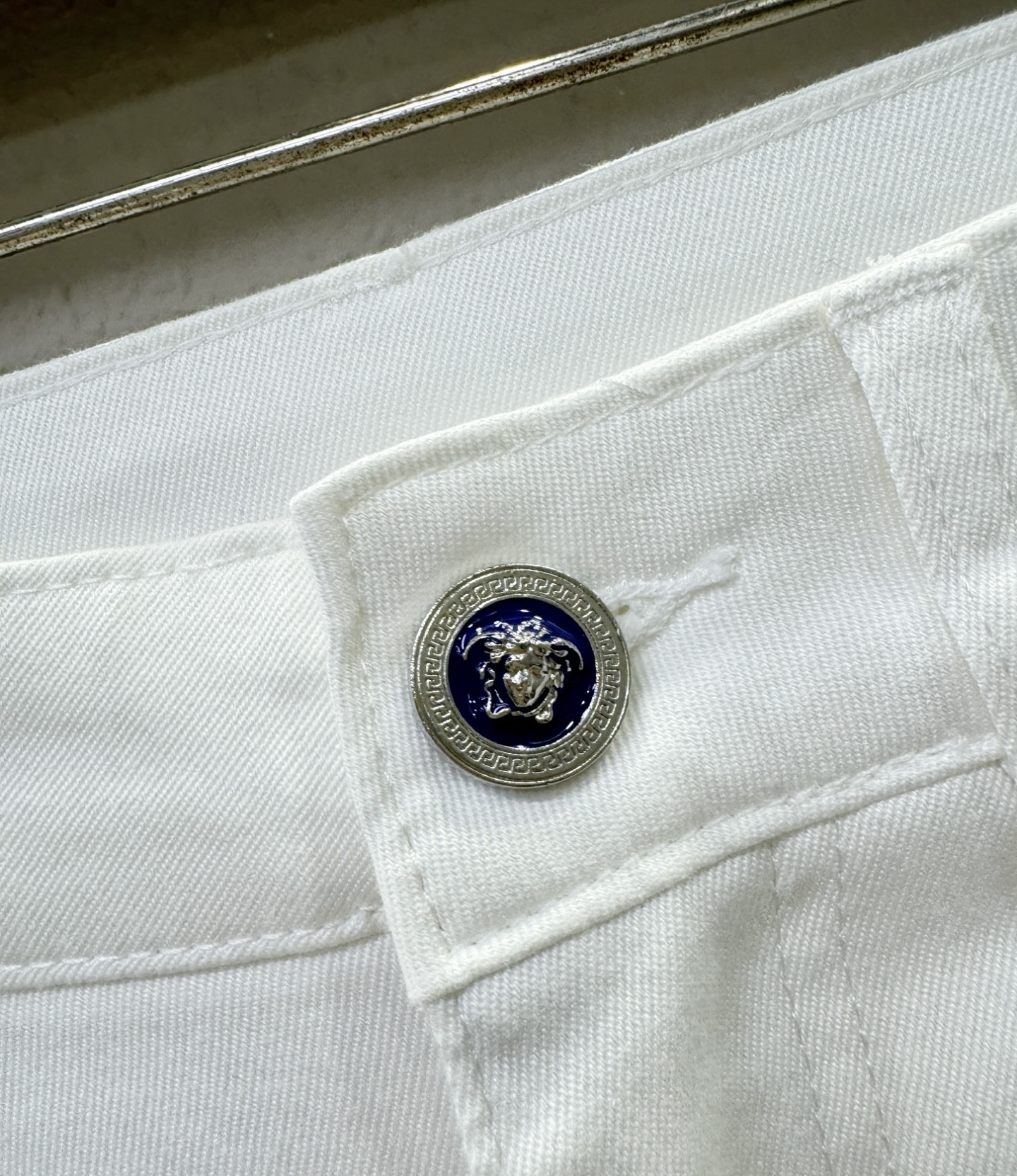 Versace 范思哲 专柜新品，原版牛仔裤 原版重工打造，品牌经典LOGO设计，三标齐全！原版五金辅料