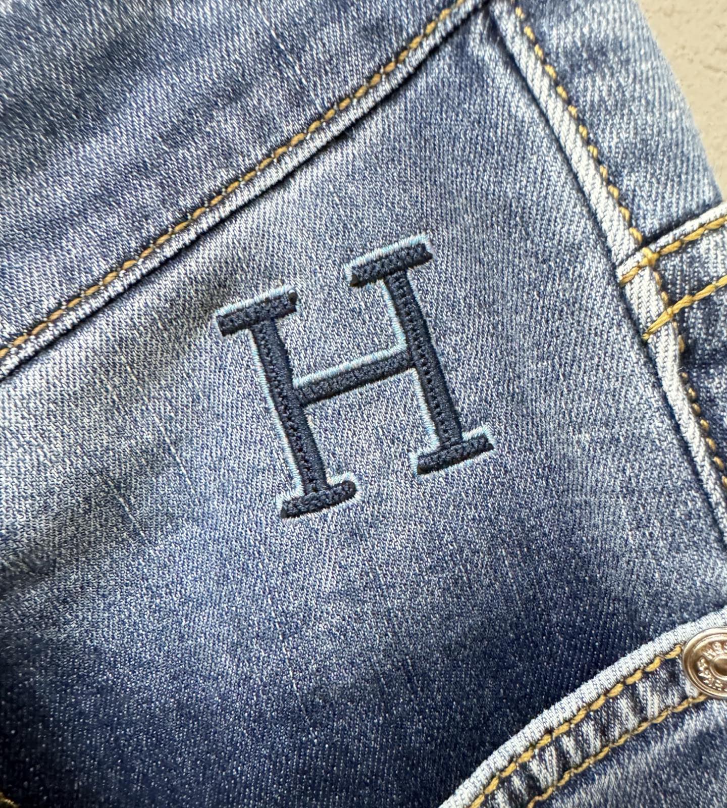 Hermès爱马仕 专柜新品，原版牛仔裤 原版重工打造，品牌经典LOGO设计，三标齐全！原版五金辅料。专