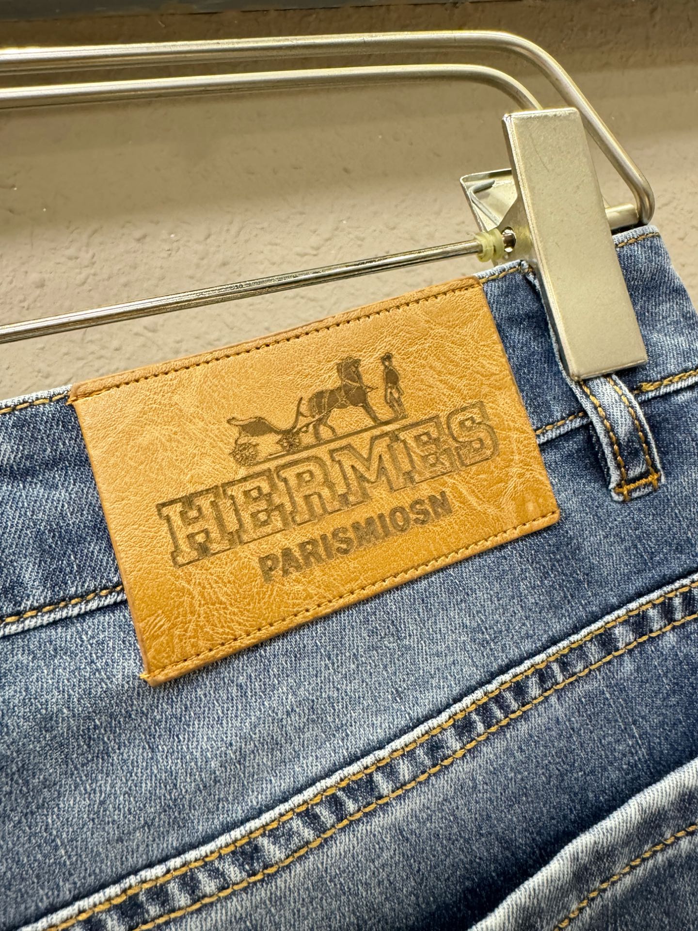 Hermès爱马仕 专柜新品，原版牛仔裤 原版重工打造，品牌经典LOGO设计，三标齐全！原版五金辅料。专