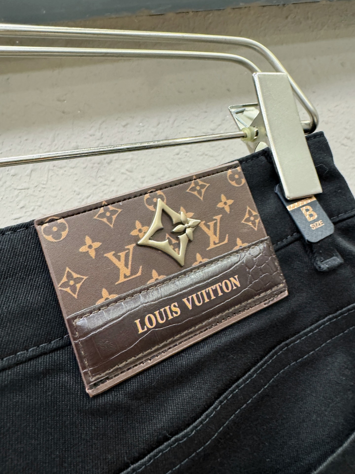 LV路易威登 专柜新品，原版牛仔裤 原版重工打造，品牌经典LOGO设计，三标齐全！原版五金辅料。专柜定制