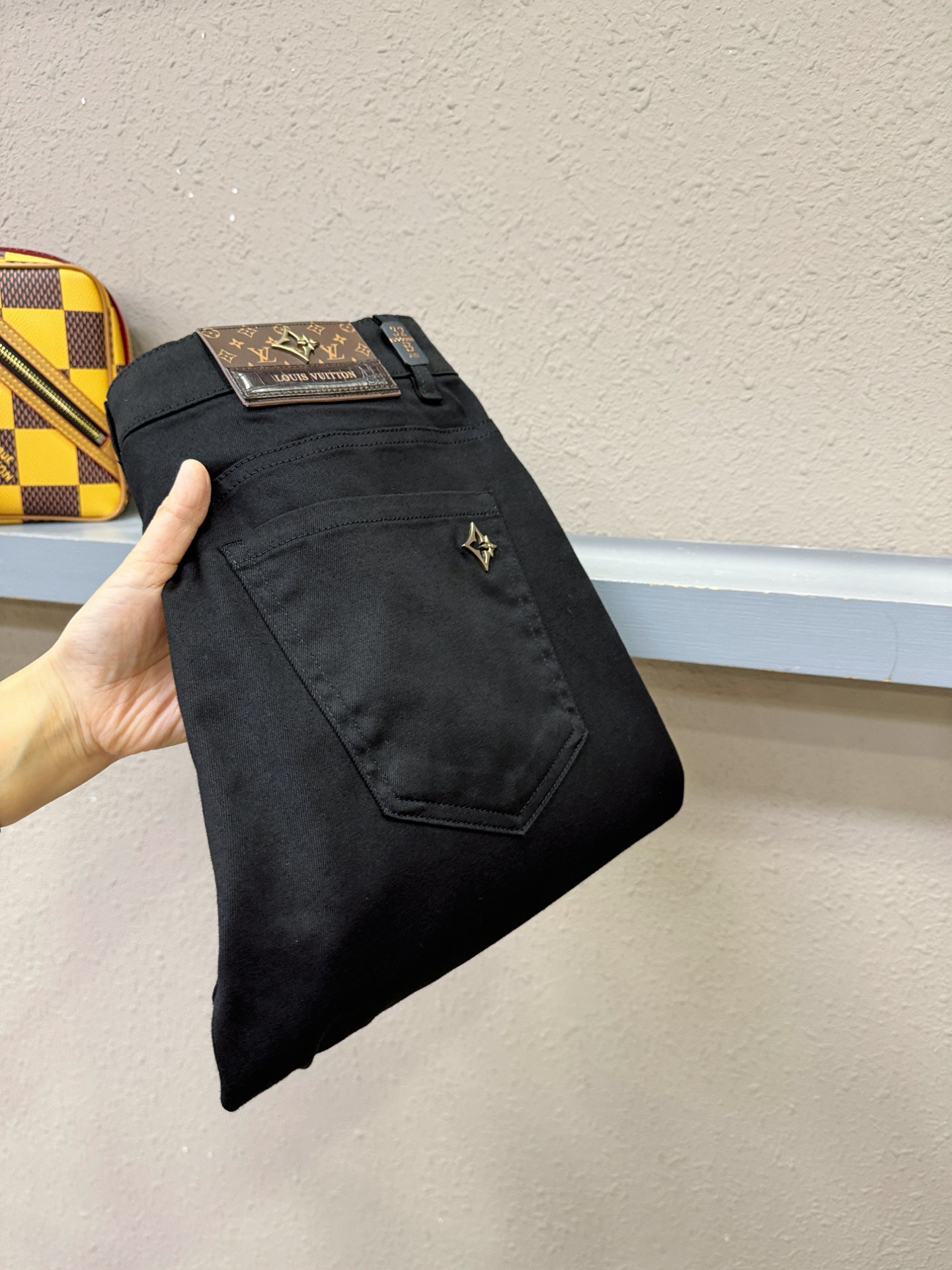 LV路易威登 专柜新品，原版牛仔裤 原版重工打造，品牌经典LOGO设计，三标齐全！原版五金辅料。专柜定制