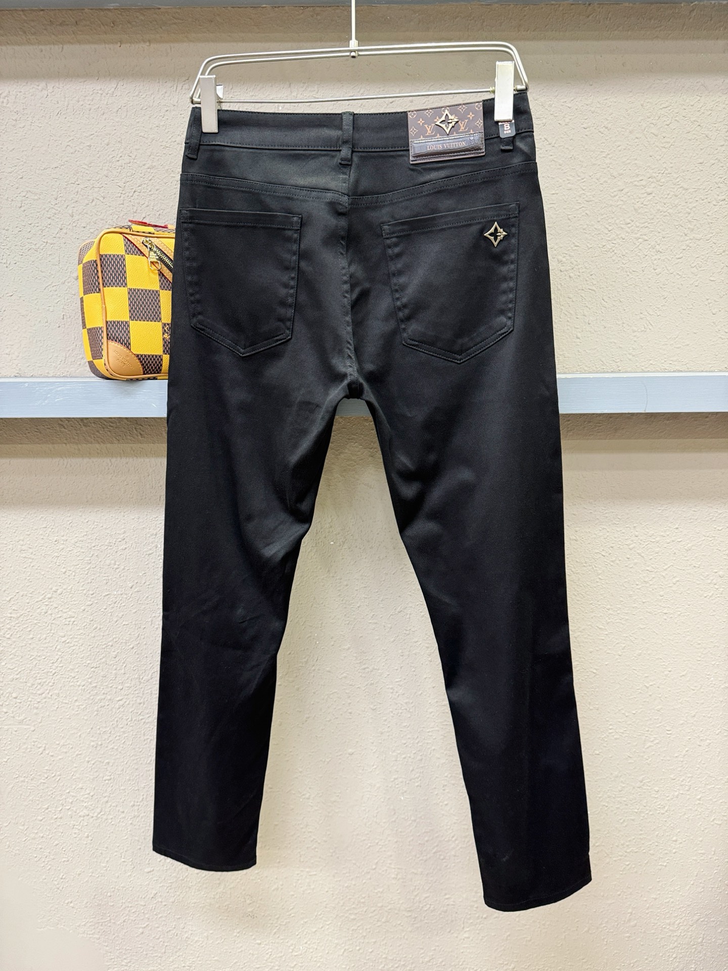 LV路易威登 专柜新品，原版牛仔裤 原版重工打造，品牌经典LOGO设计，三标齐全！原版五金辅料。专柜定制