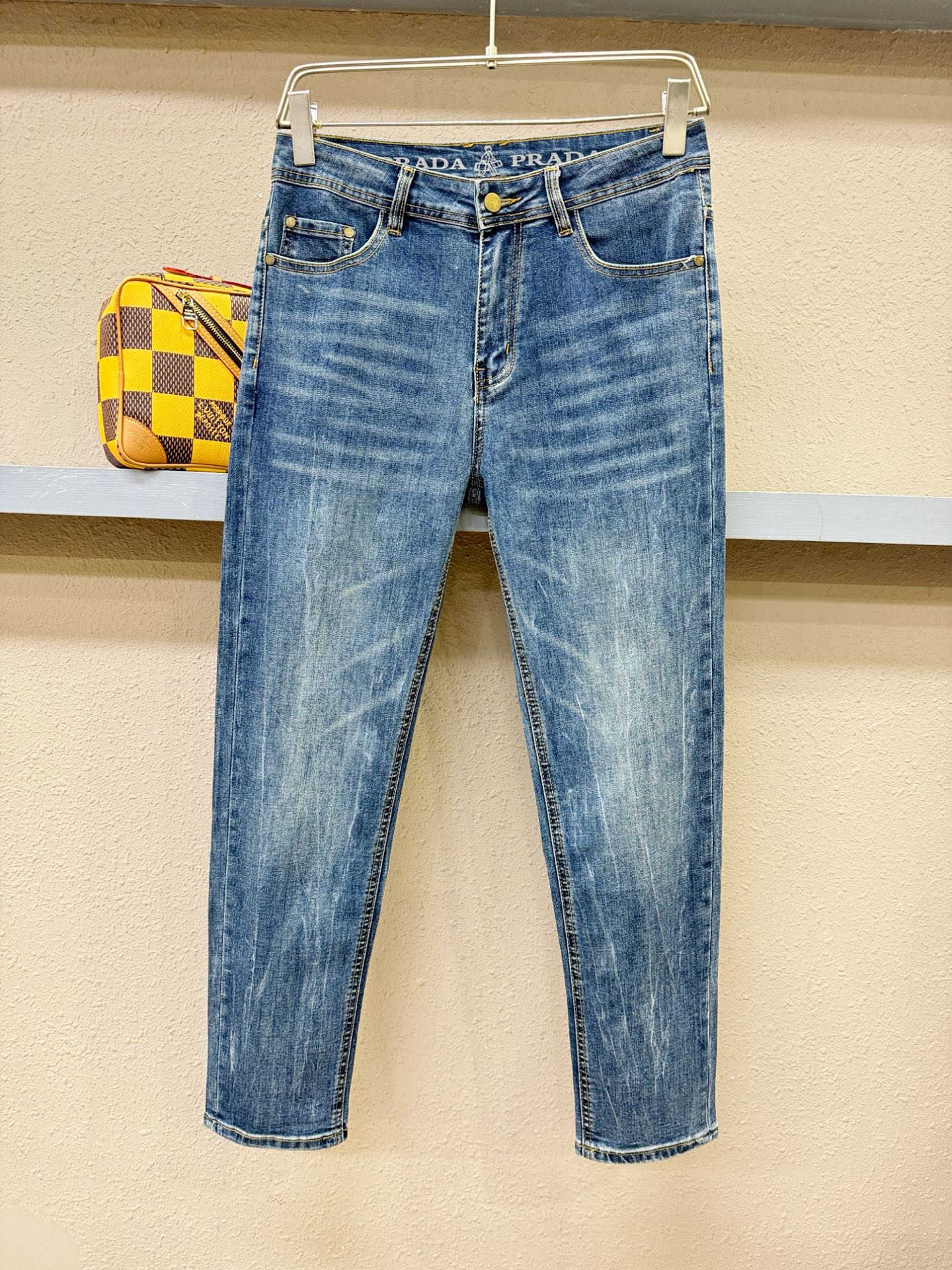 PRADA 普拉达 专柜新品，原版牛仔裤 原版重工打造，品牌经典LOGO设计，三标齐全！原版五金辅料。专