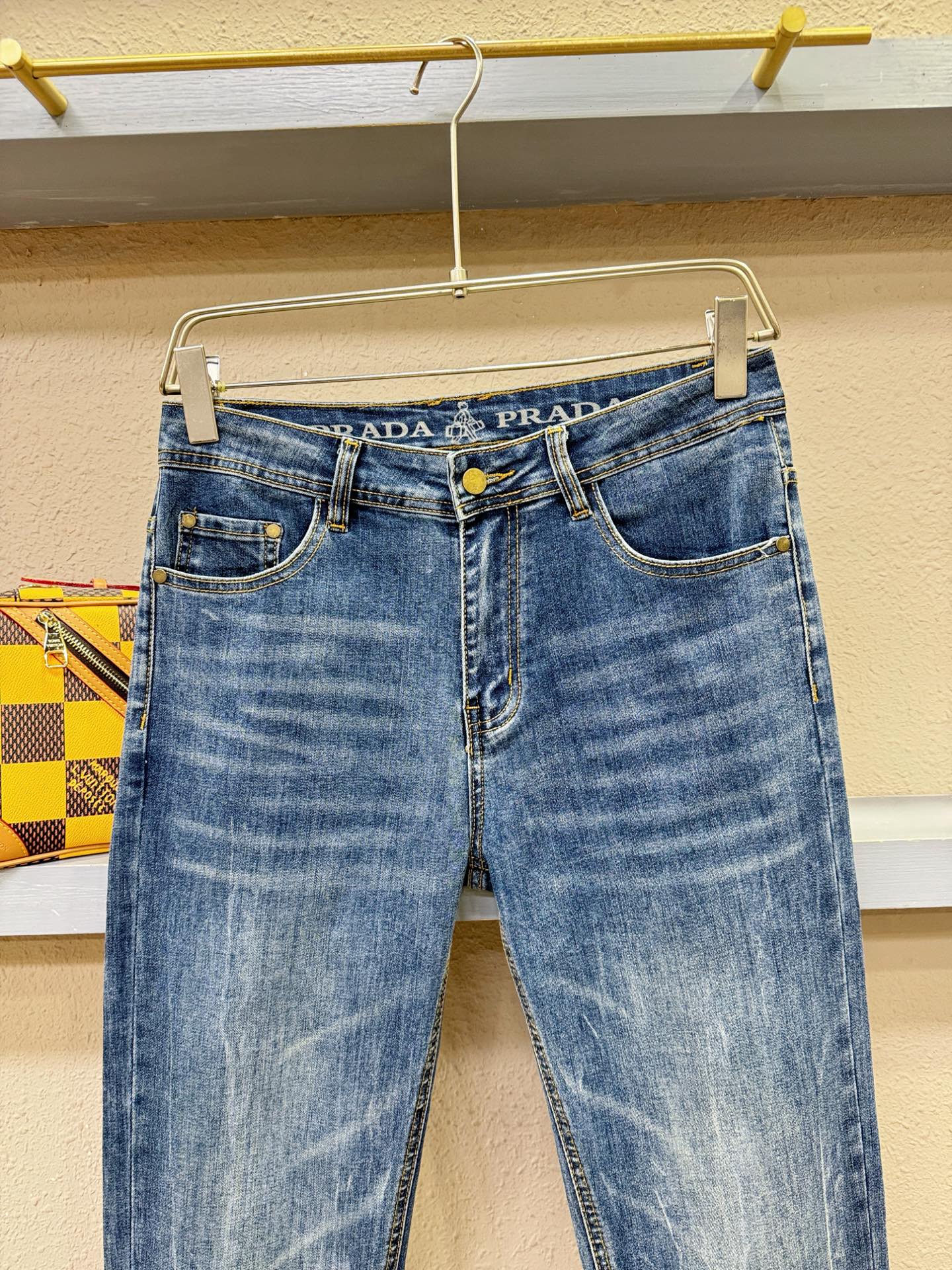 PRADA 普拉达 专柜新品，原版牛仔裤 原版重工打造，品牌经典LOGO设计，三标齐全！原版五金辅料。专
