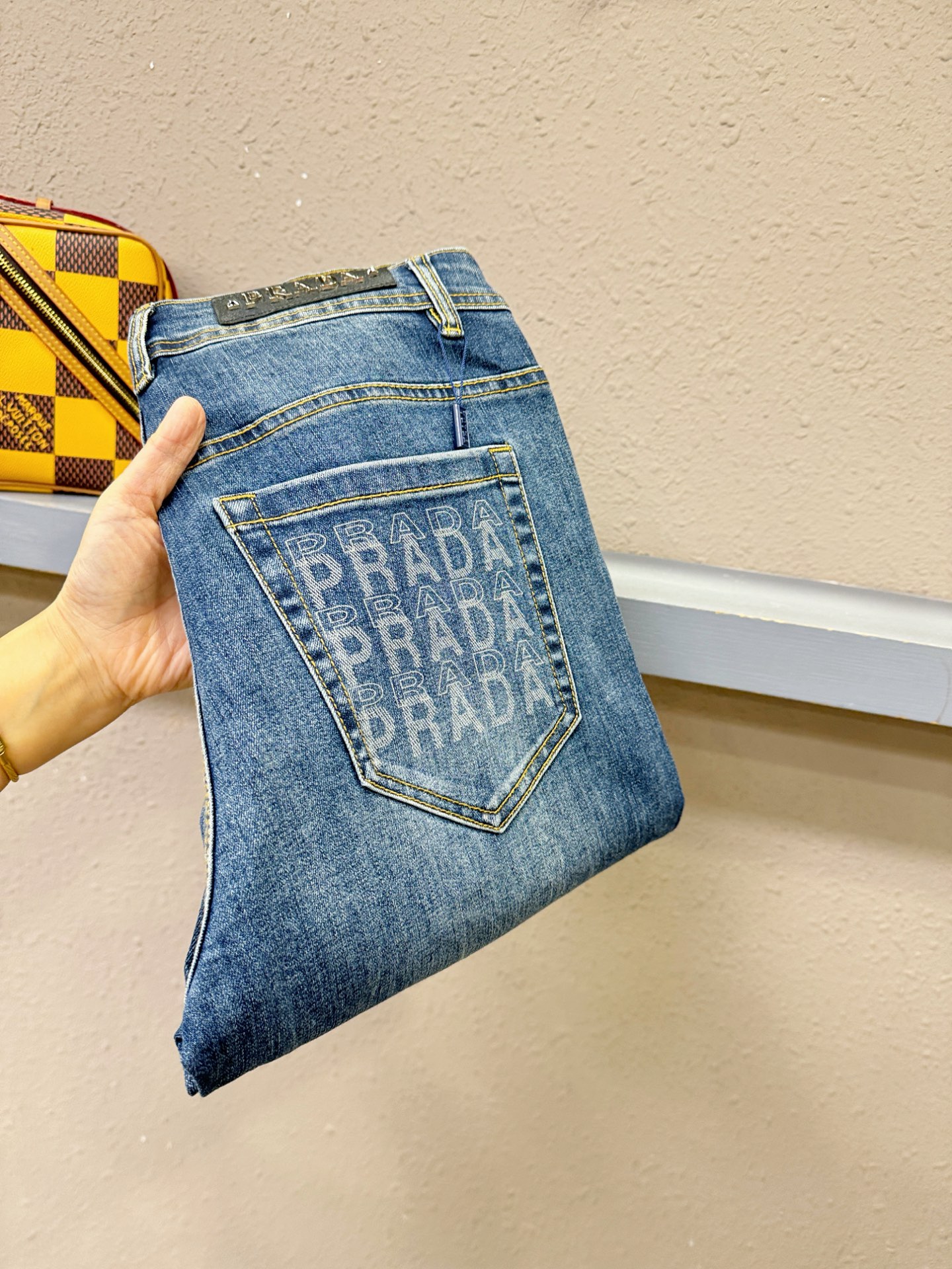 PRADA 普拉达 专柜新品，原版牛仔裤 原版重工打造，品牌经典LOGO设计，三标齐全！原版五金辅料。专