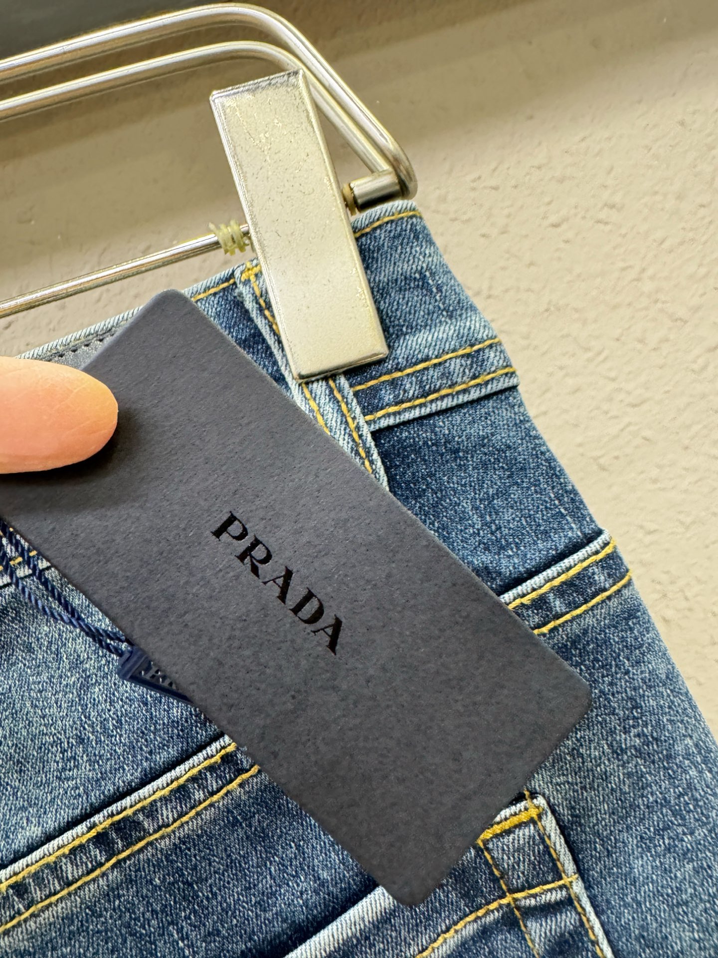 PRADA 普拉达 专柜新品，原版牛仔裤 原版重工打造，品牌经典LOGO设计，三标齐全！原版五金辅料。专