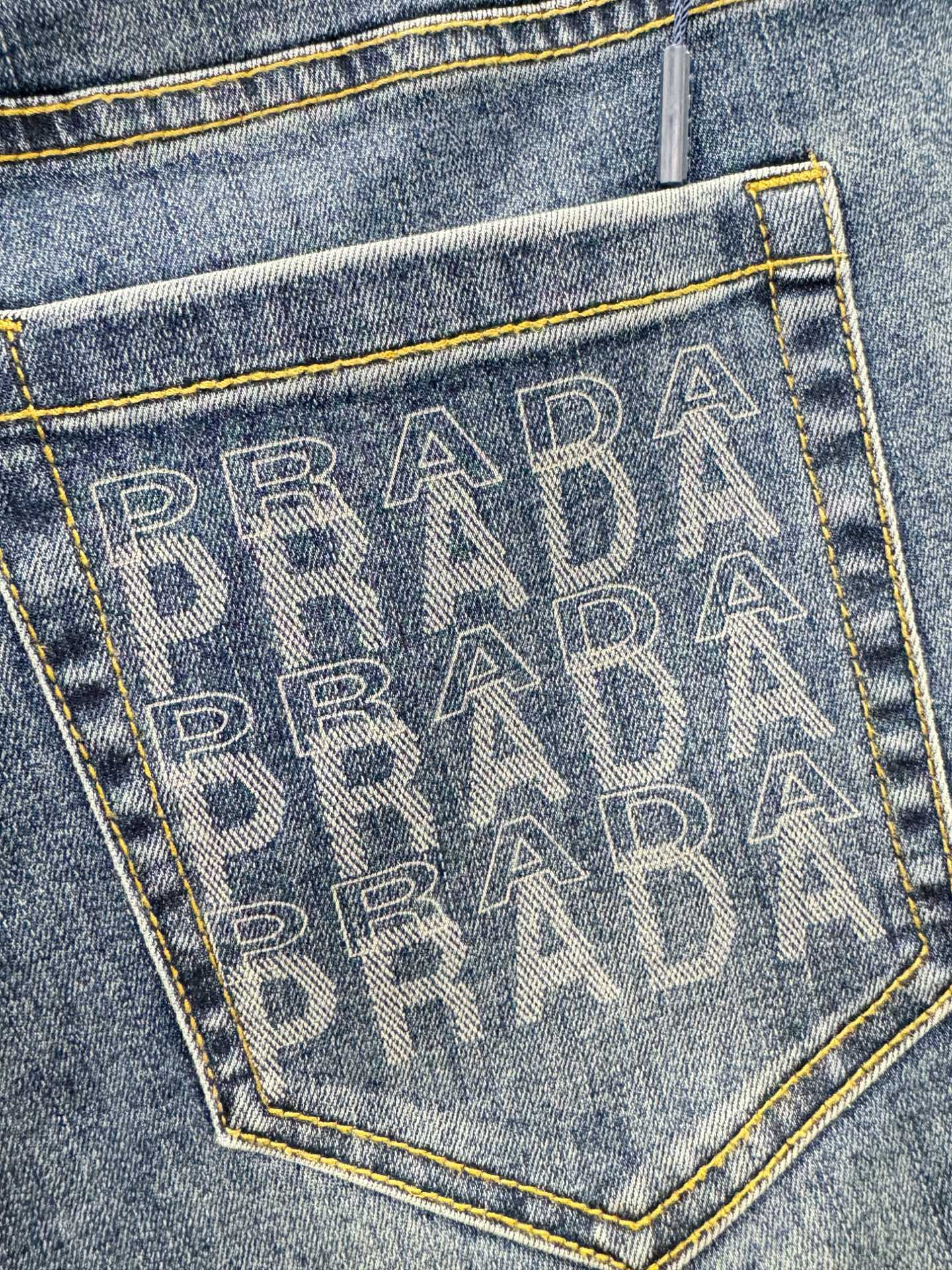 PRADA 普拉达 专柜新品，原版牛仔裤 原版重工打造，品牌经典LOGO设计，三标齐全！原版五金辅料。专