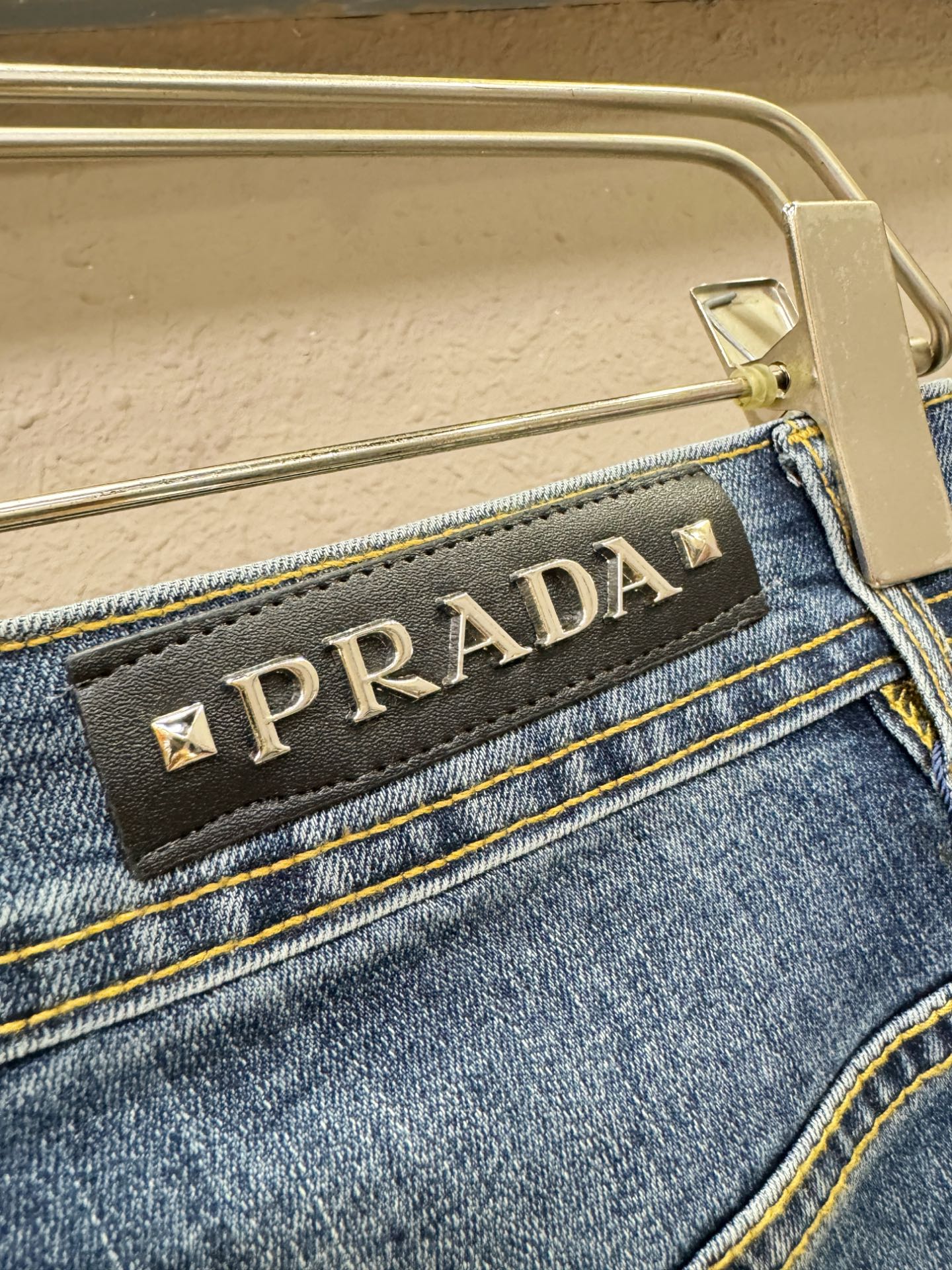 PRADA 普拉达 专柜新品，原版牛仔裤 原版重工打造，品牌经典LOGO设计，三标齐全！原版五金辅料。专