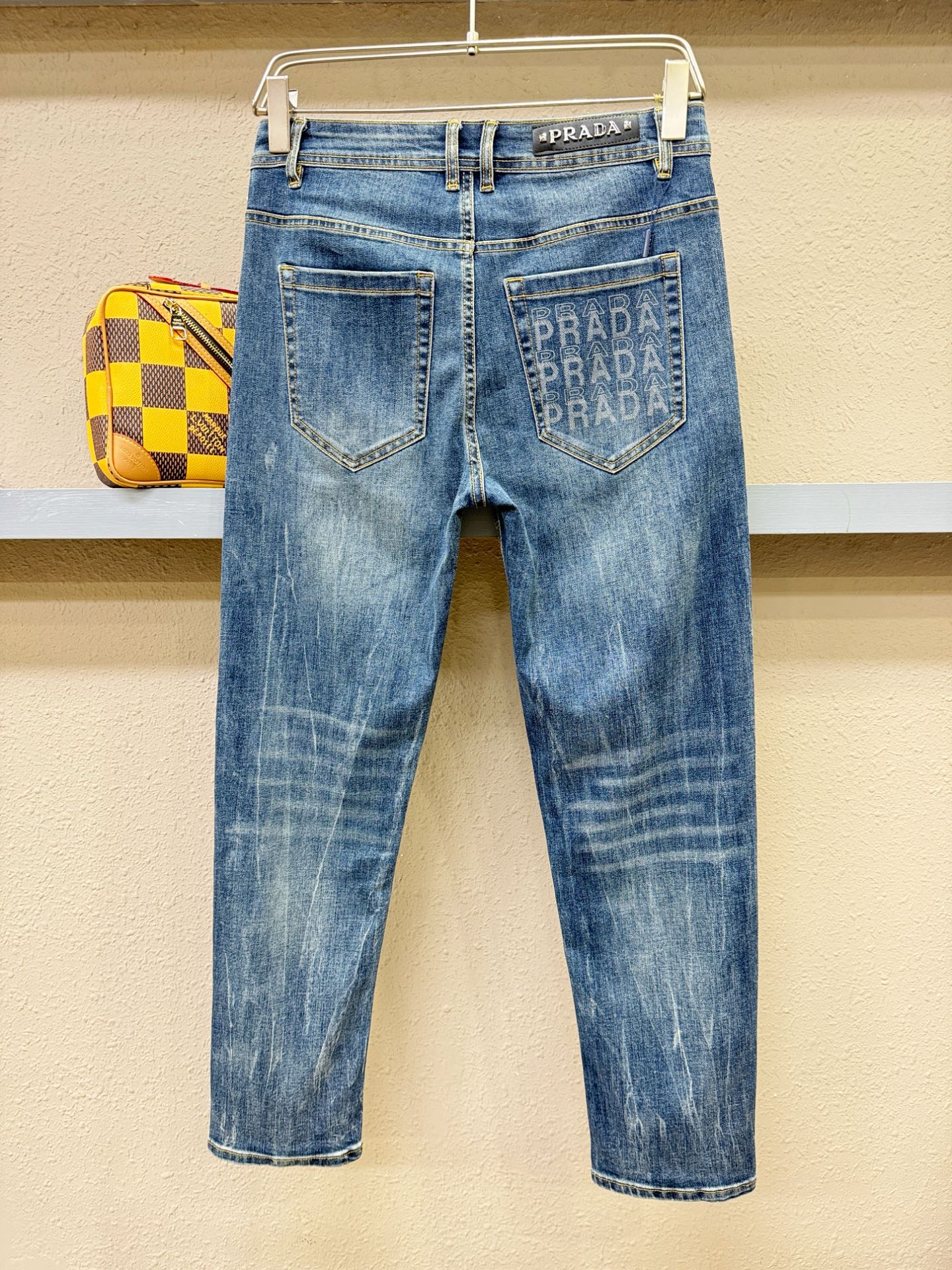 PRADA 普拉达 专柜新品，原版牛仔裤 原版重工打造，品牌经典LOGO设计，三标齐全！原版五金辅料。专