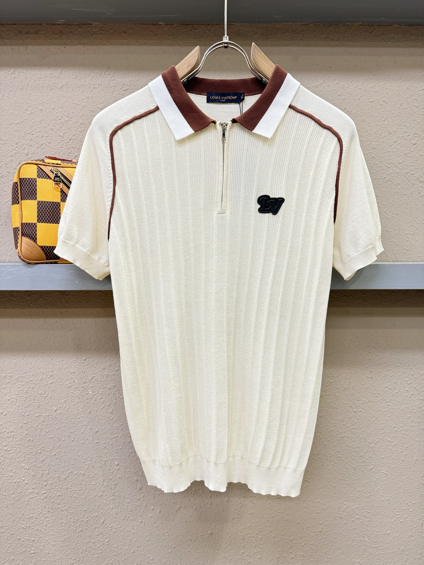 LV 2026春夏新品针织短袖，进口针织面料，手感柔软。顶级进口私货，时尚设计潮流短袖针织衫，不失奢华 