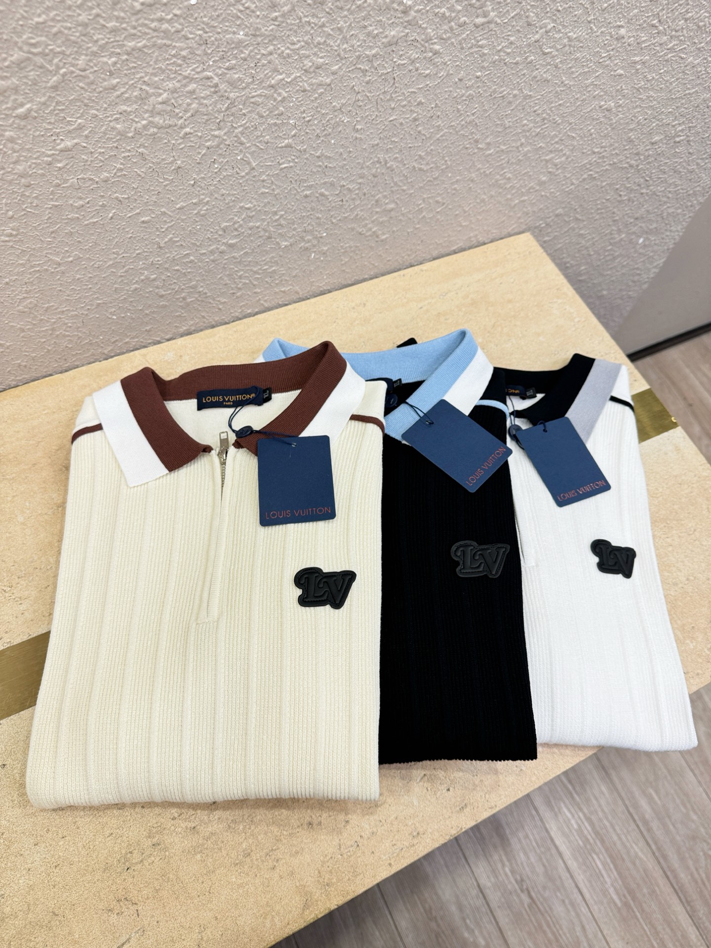 LV 2026春夏新品针织短袖，进口针织面料，手感柔软。顶级进口私货，时尚设计潮流短袖针织衫，不失奢华 