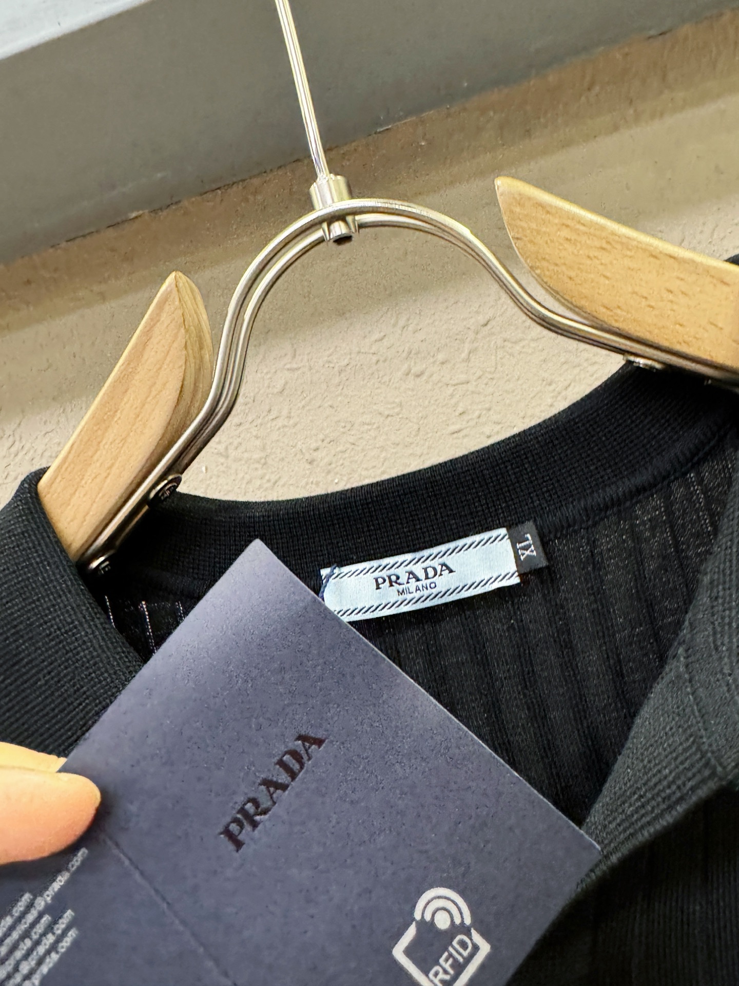 PRADA 普拉达 2026春夏新品针织短袖，进口针织面料，手感柔软。顶级进口私货，时尚设计潮流短袖针织衫，不失奢华 品