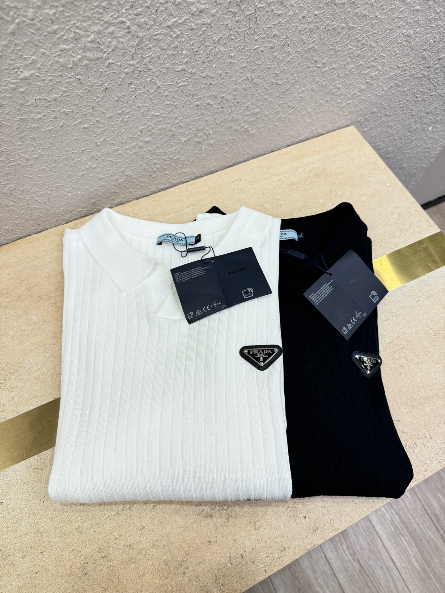 PRADA 普拉达 2026春夏新品针织短袖，进口针织面料，手感柔软。顶级进口私货，时尚设计潮流短袖针织衫，不失奢华 品