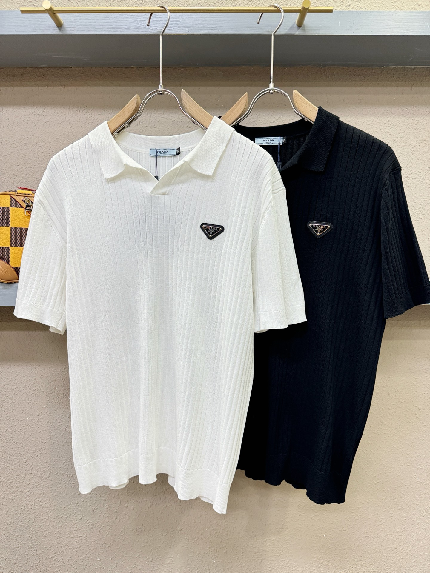 PRADA 普拉达 2026春夏新品针织短袖，进口针织面料，手感柔软。顶级进口私货，时尚设计潮流短袖针织衫，不失奢华 品