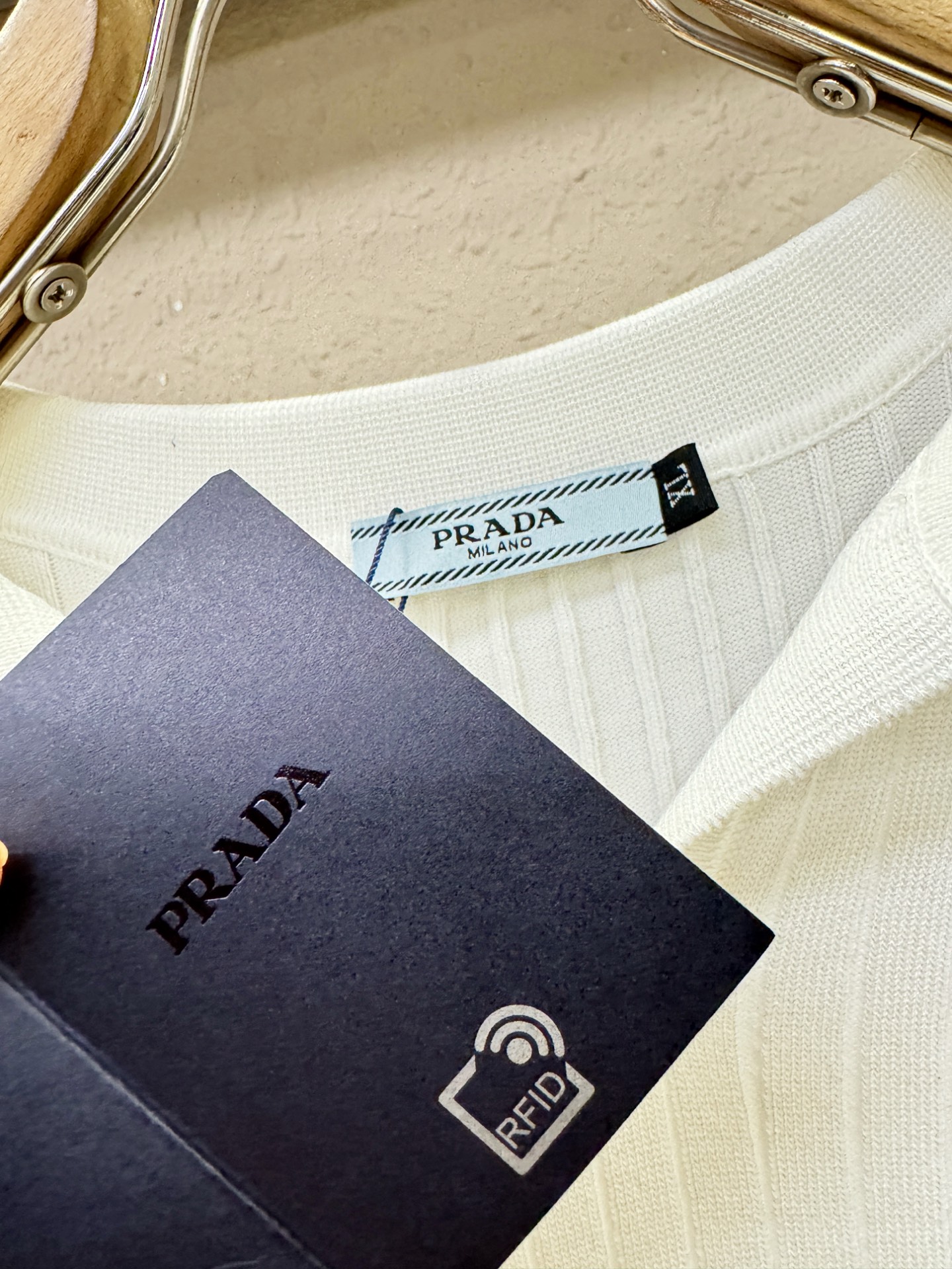 PRADA 普拉达 2026春夏新品针织短袖，进口针织面料，手感柔软。顶级进口私货，时尚设计潮流短袖针织衫，不失奢华 品