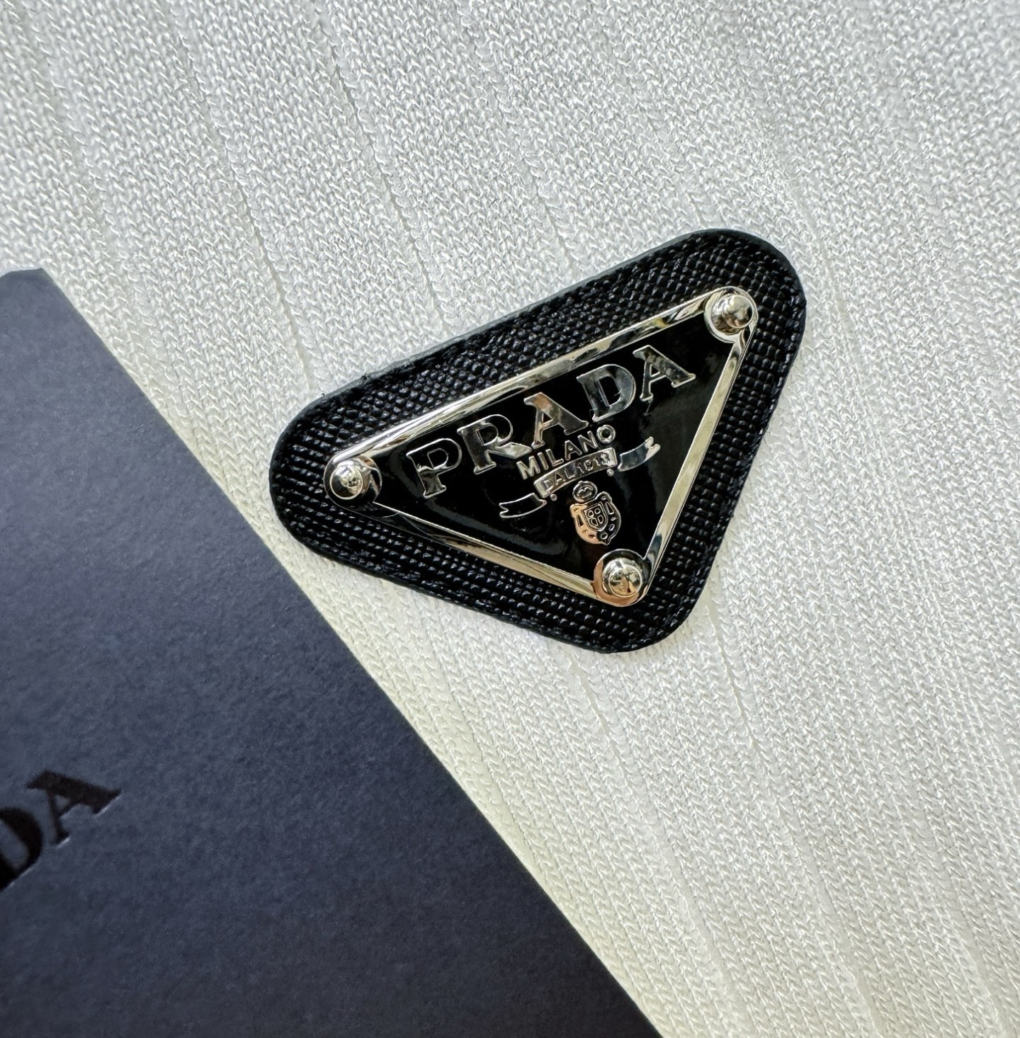 PRADA 普拉达 2026春夏新品针织短袖，进口针织面料，手感柔软。顶级进口私货，时尚设计潮流短袖针织衫，不失奢华 品