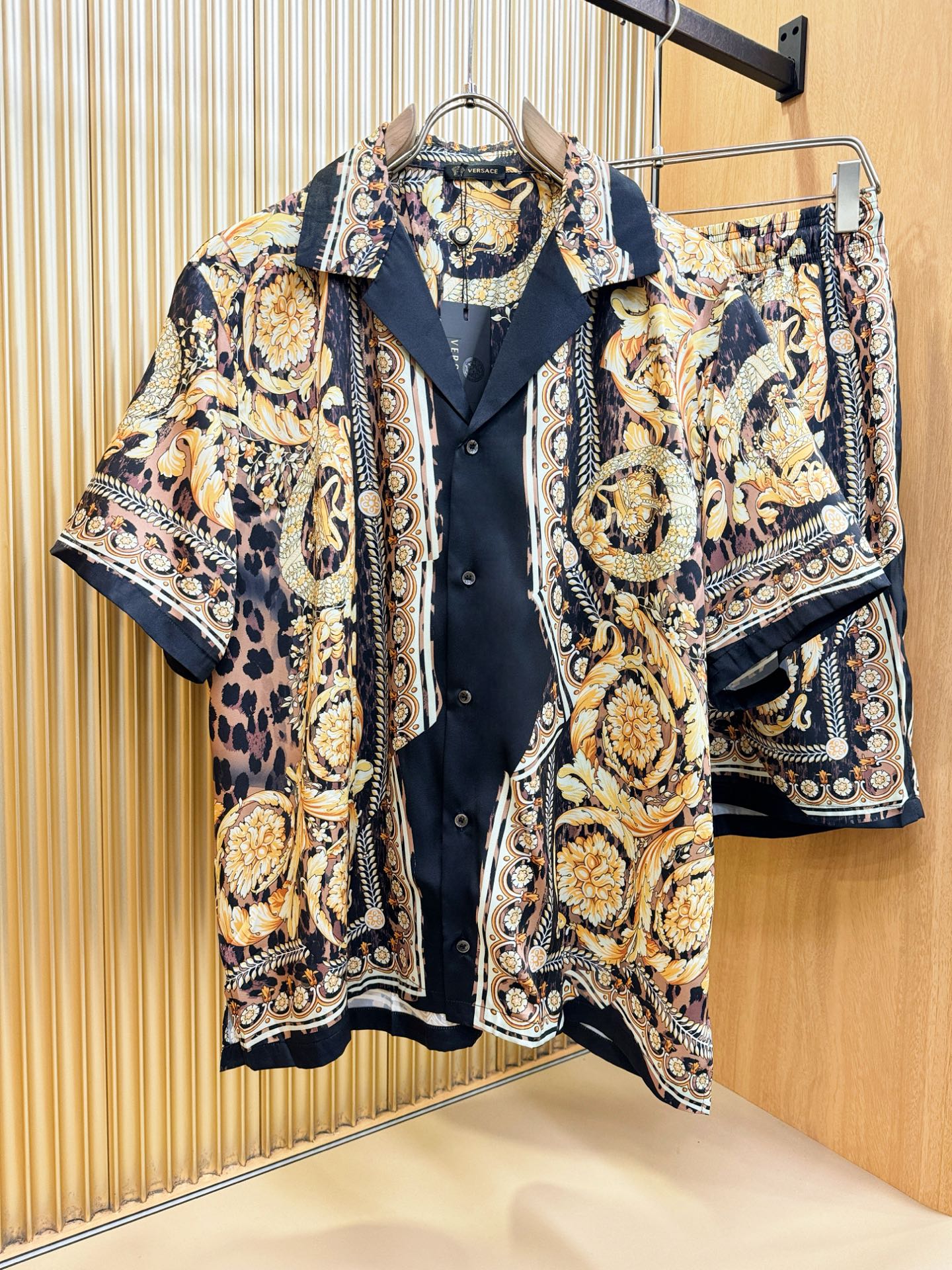 高定款(真丝面料升级 ) Versace 范思哲最大可穿250斤,新款真丝套装,男女同款家居服套装,定制真丝面料,不抽丝 高定款(真丝面料升级 ) Versace 范思哲最大可穿250斤,新款真丝套装,男女同款家居服套装,定制真丝面料,不抽丝