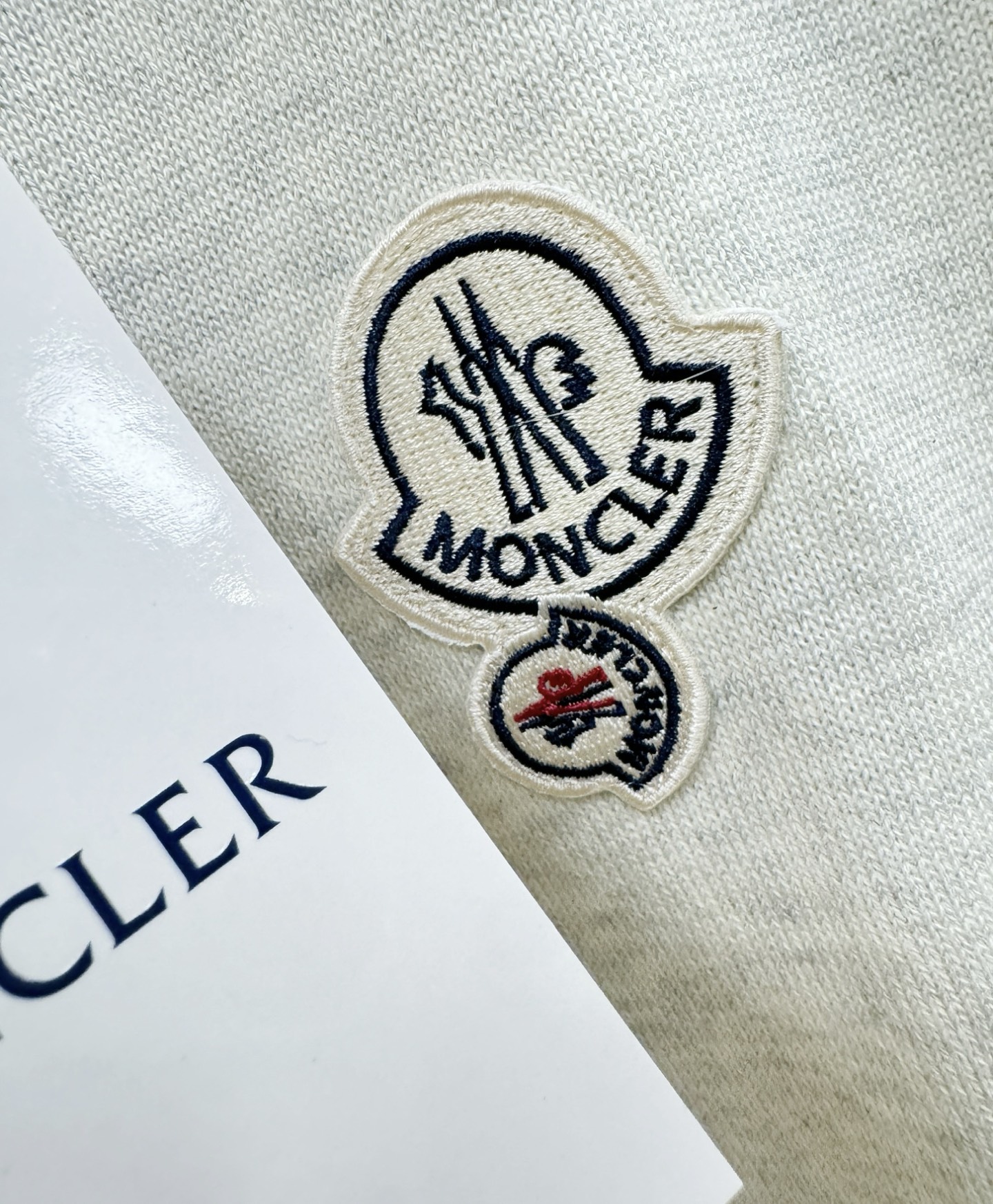 Moncler蒙口   2026春夏新品针织短袖，进口针织面料，手感柔软。顶级进口私货，时尚设计潮流短袖