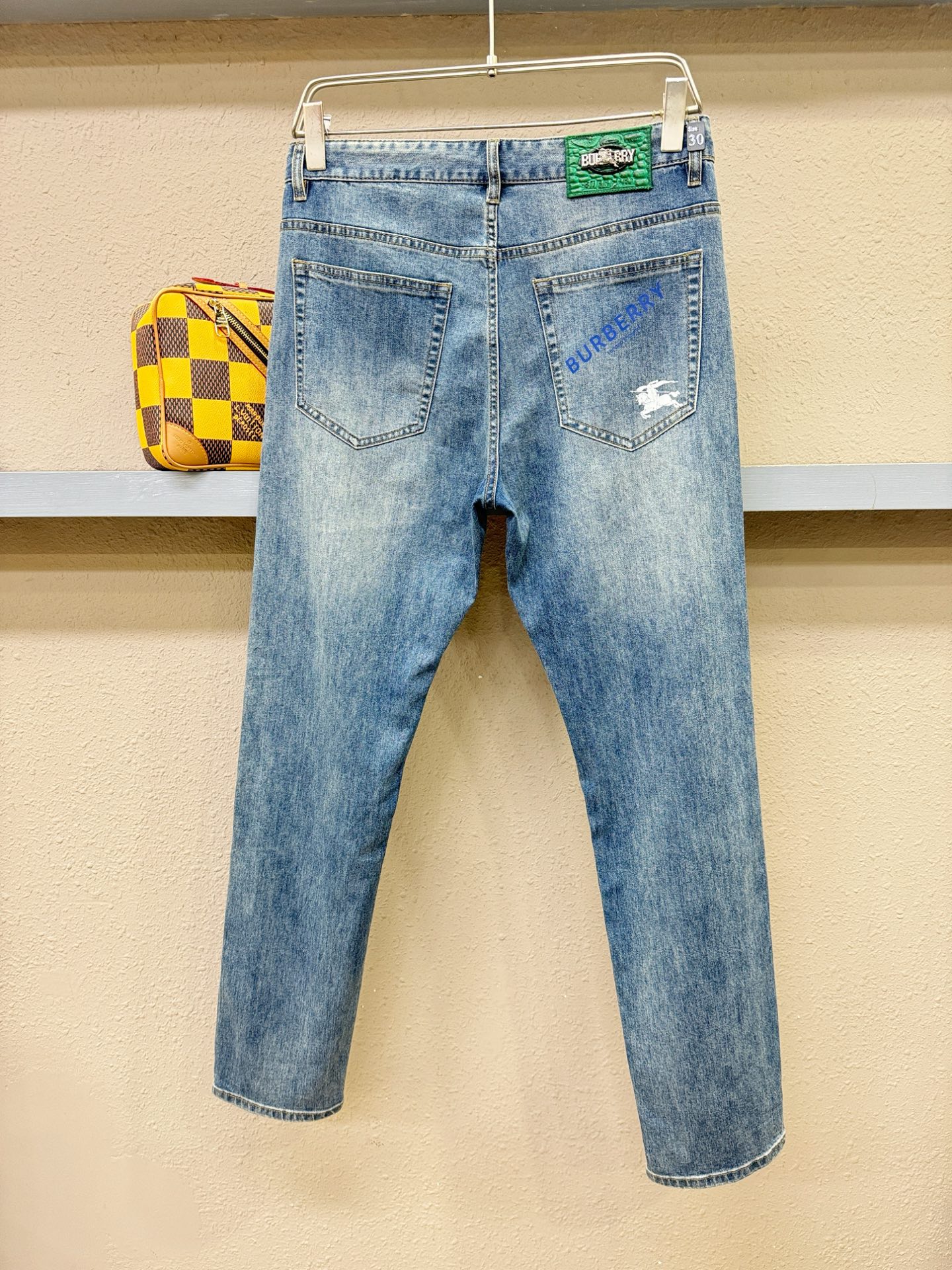 BURBERRY巴宝莉 专柜新品，原版牛仔裤 原版重工打造，品牌经典LOGO设计，三标齐全！原版五金辅料