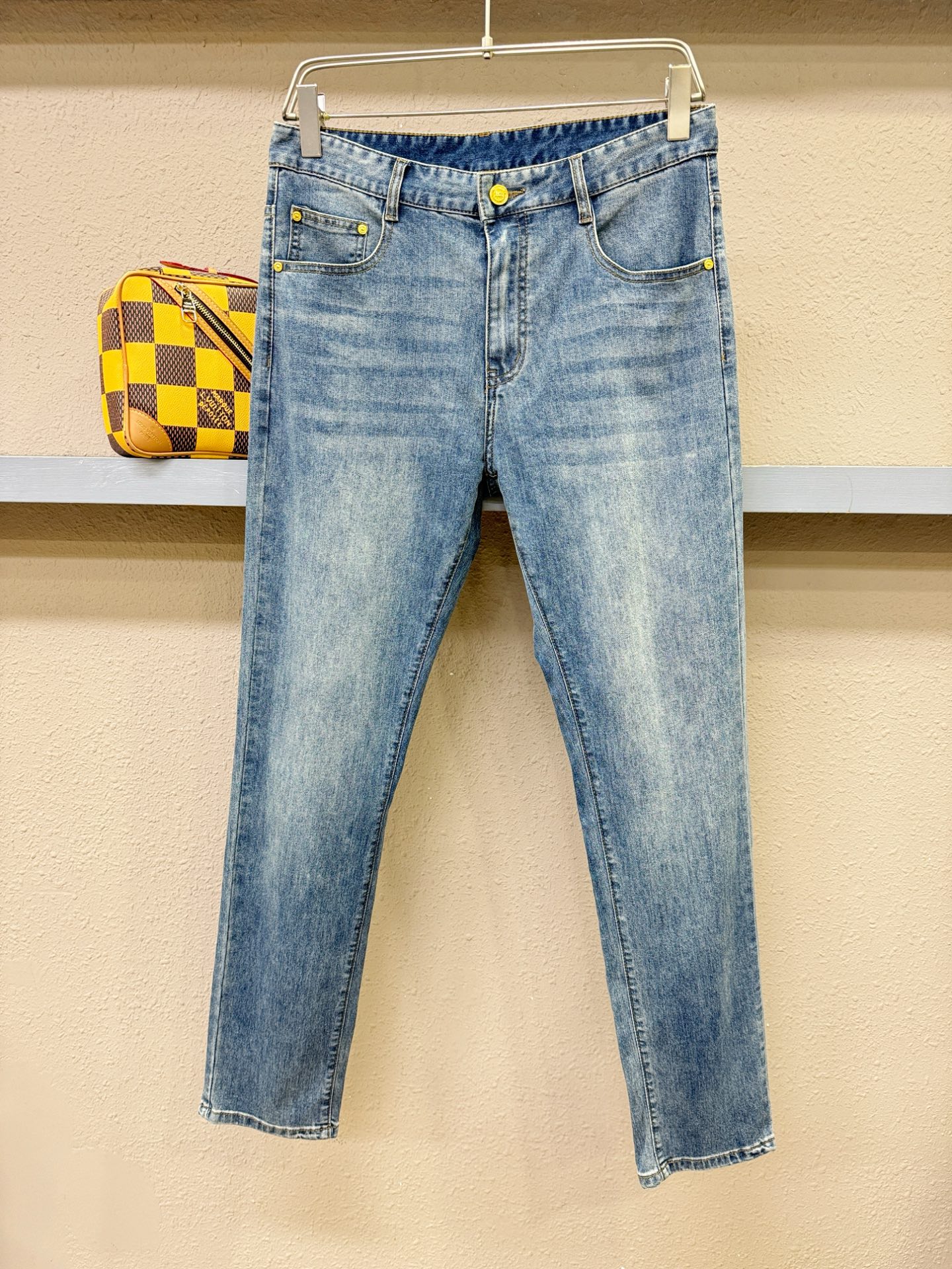 BURBERRY巴宝莉 专柜新品，原版牛仔裤 原版重工打造，品牌经典LOGO设计，三标齐全！原版五金辅料