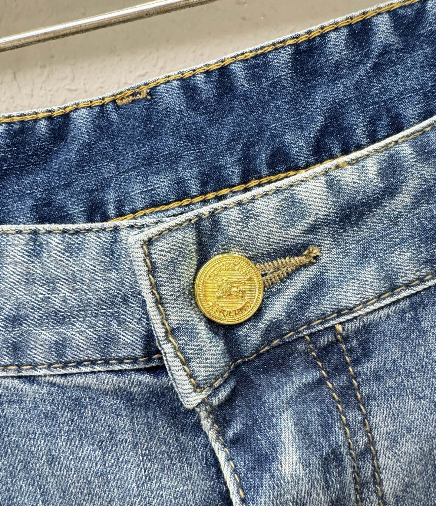 BURBERRY巴宝莉 专柜新品，原版牛仔裤 原版重工打造，品牌经典LOGO设计，三标齐全！原版五金辅料