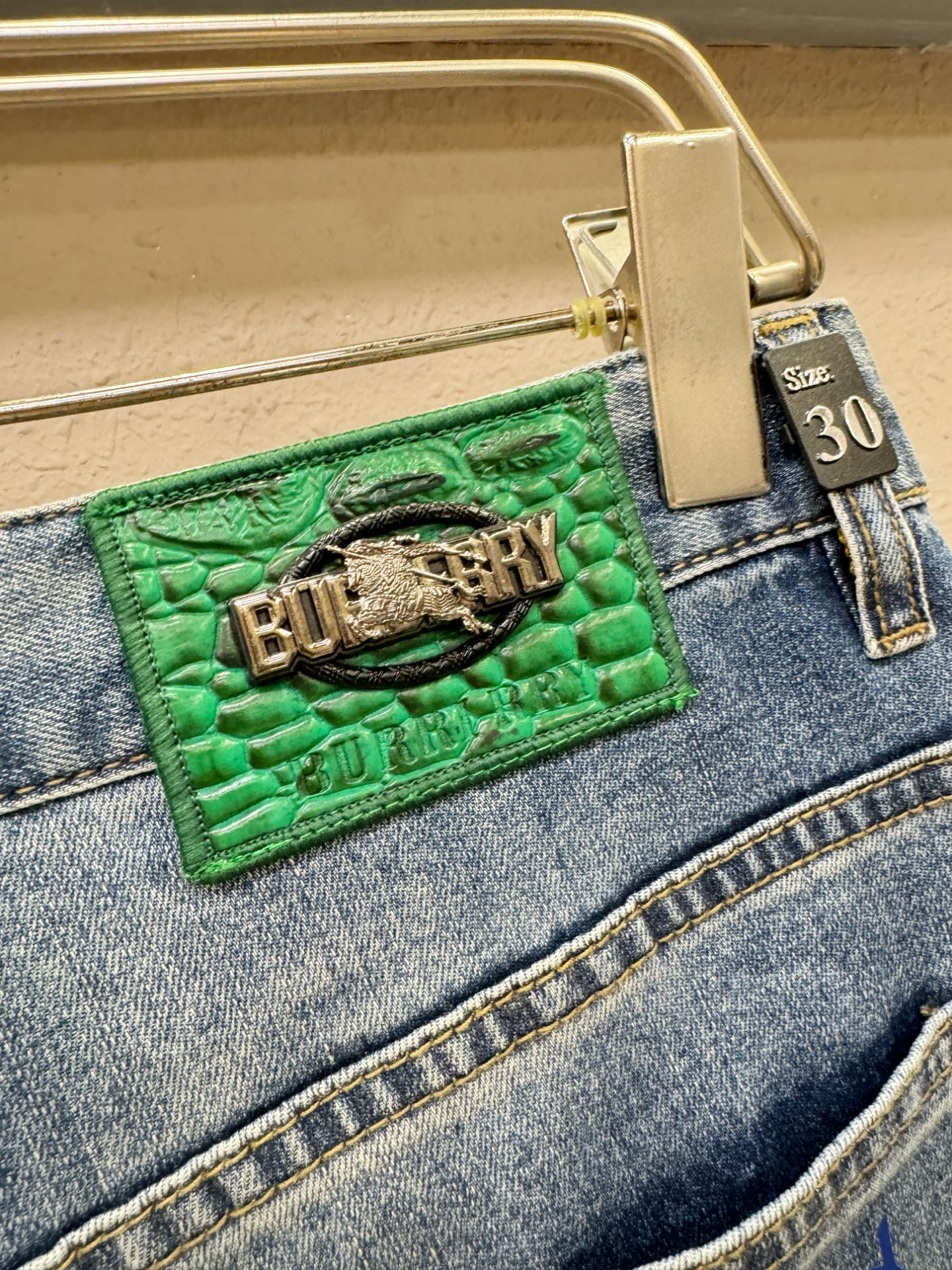 BURBERRY巴宝莉 专柜新品，原版牛仔裤 原版重工打造，品牌经典LOGO设计，三标齐全！原版五金辅料