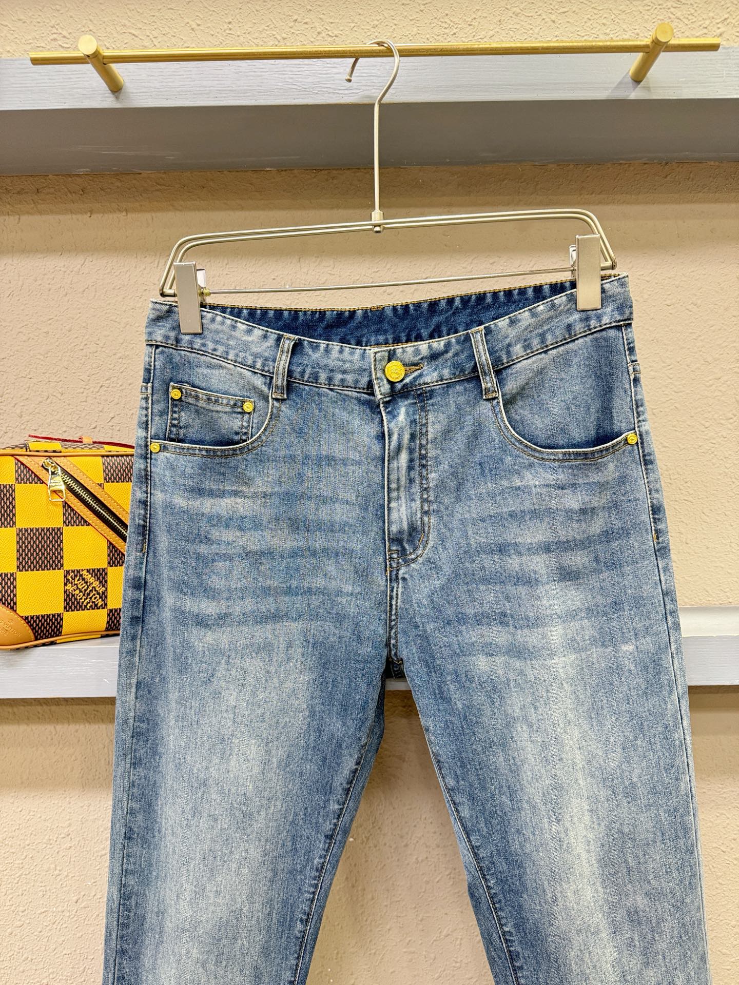 BURBERRY巴宝莉 专柜新品，原版牛仔裤 原版重工打造，品牌经典LOGO设计，三标齐全！原版五金辅料