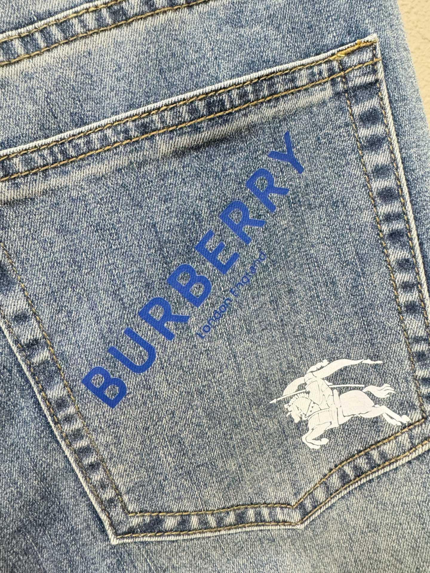 BURBERRY巴宝莉 专柜新品，原版牛仔裤 原版重工打造，品牌经典LOGO设计，三标齐全！原版五金辅料