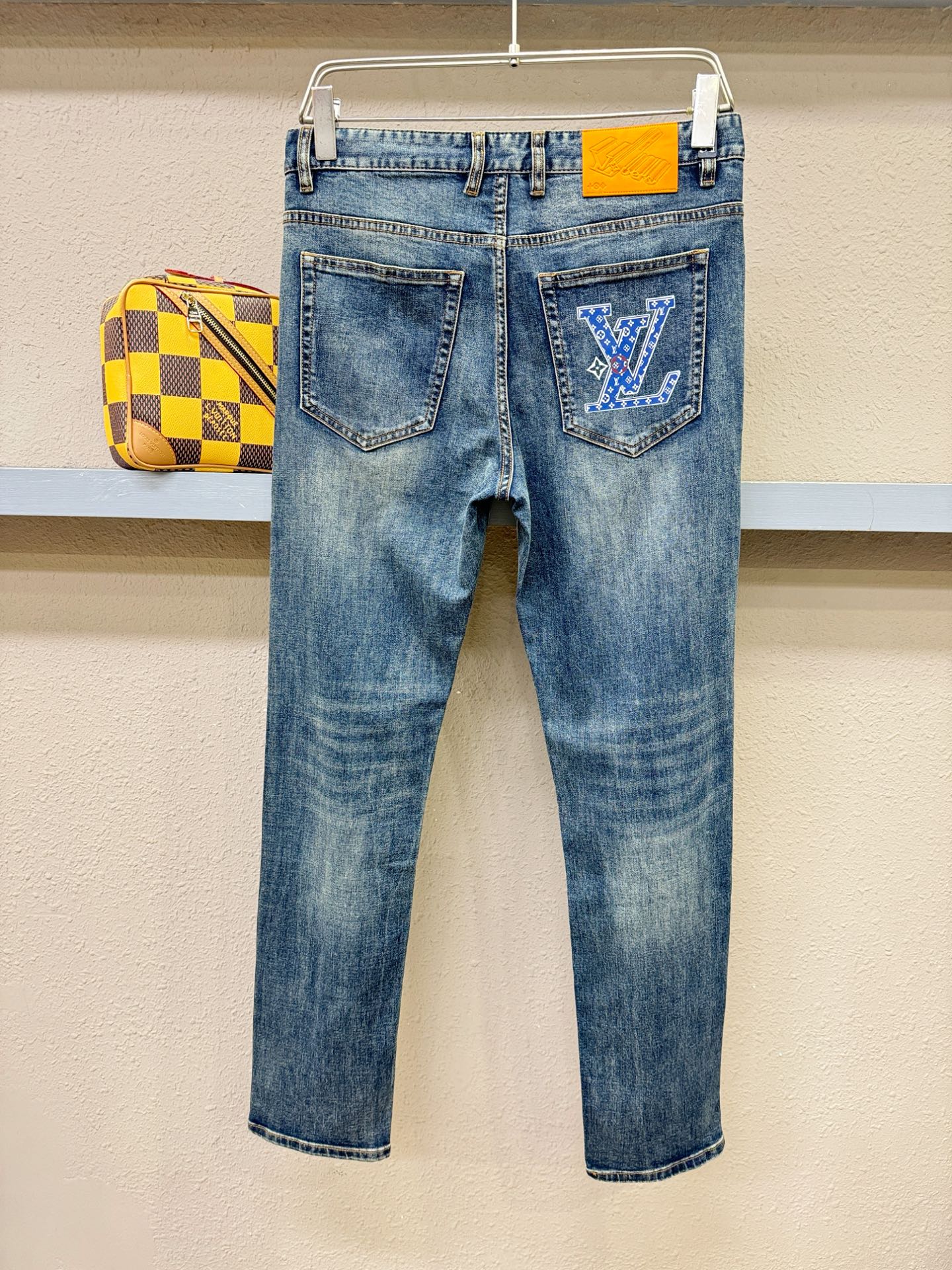 LV路易威登 专柜新品，原版牛仔裤 原版重工打造，品牌经典LOGO设计，三标齐全！原版五金辅料。专柜定制