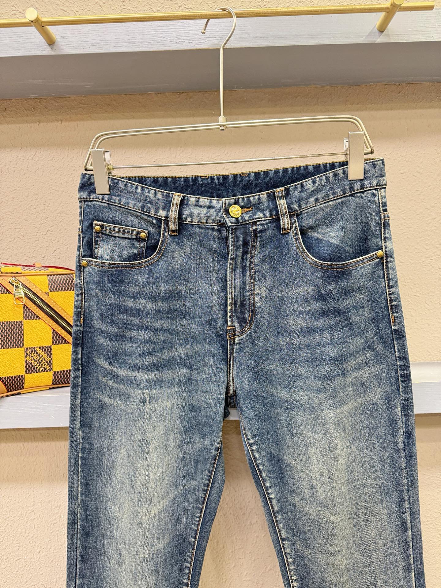 LV路易威登 专柜新品，原版牛仔裤 原版重工打造，品牌经典LOGO设计，三标齐全！原版五金辅料。专柜定制