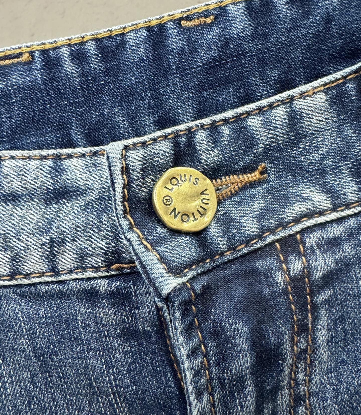 LV路易威登 专柜新品，原版牛仔裤 原版重工打造，品牌经典LOGO设计，三标齐全！原版五金辅料。专柜定制